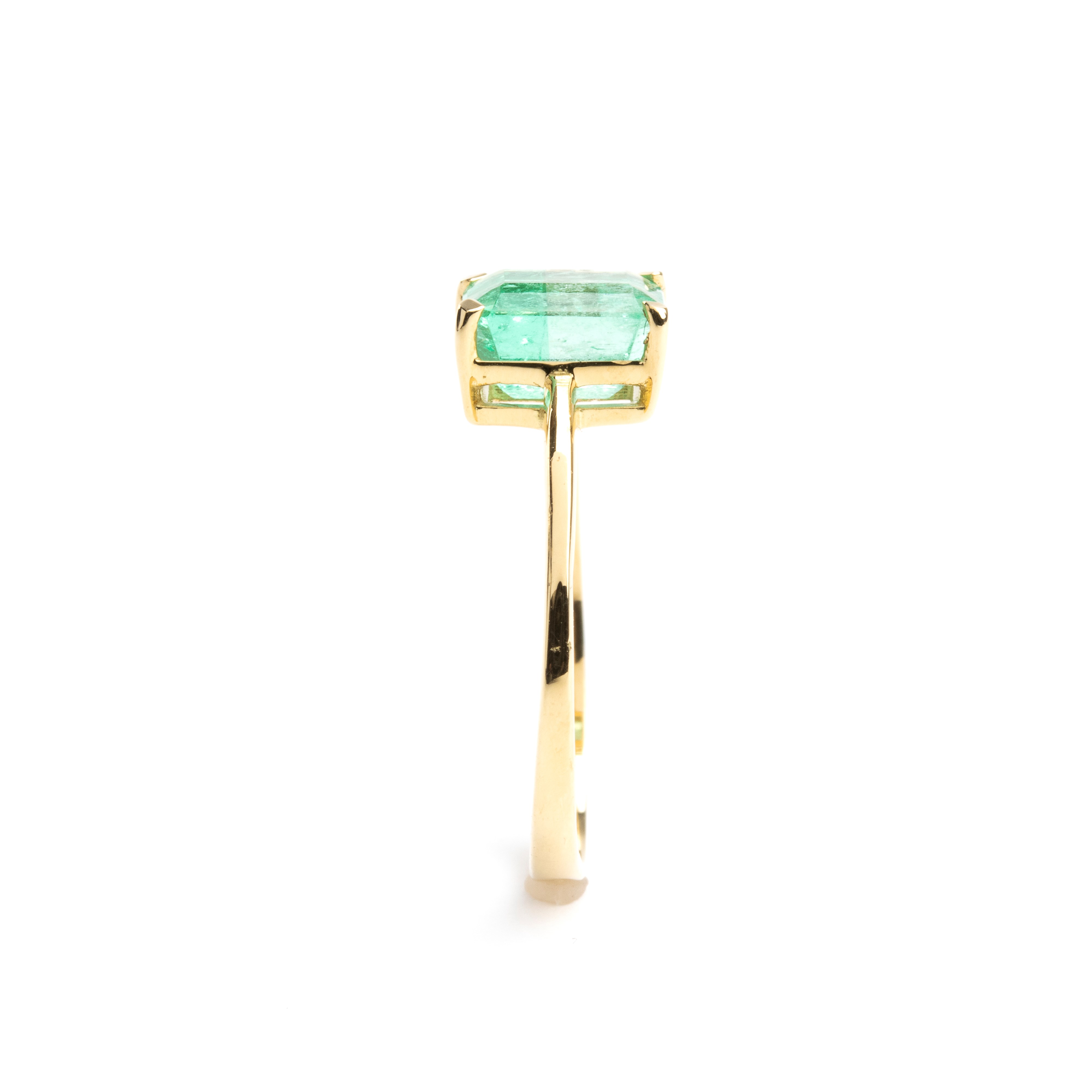 Anello in oro giallo 18k con smeraldo