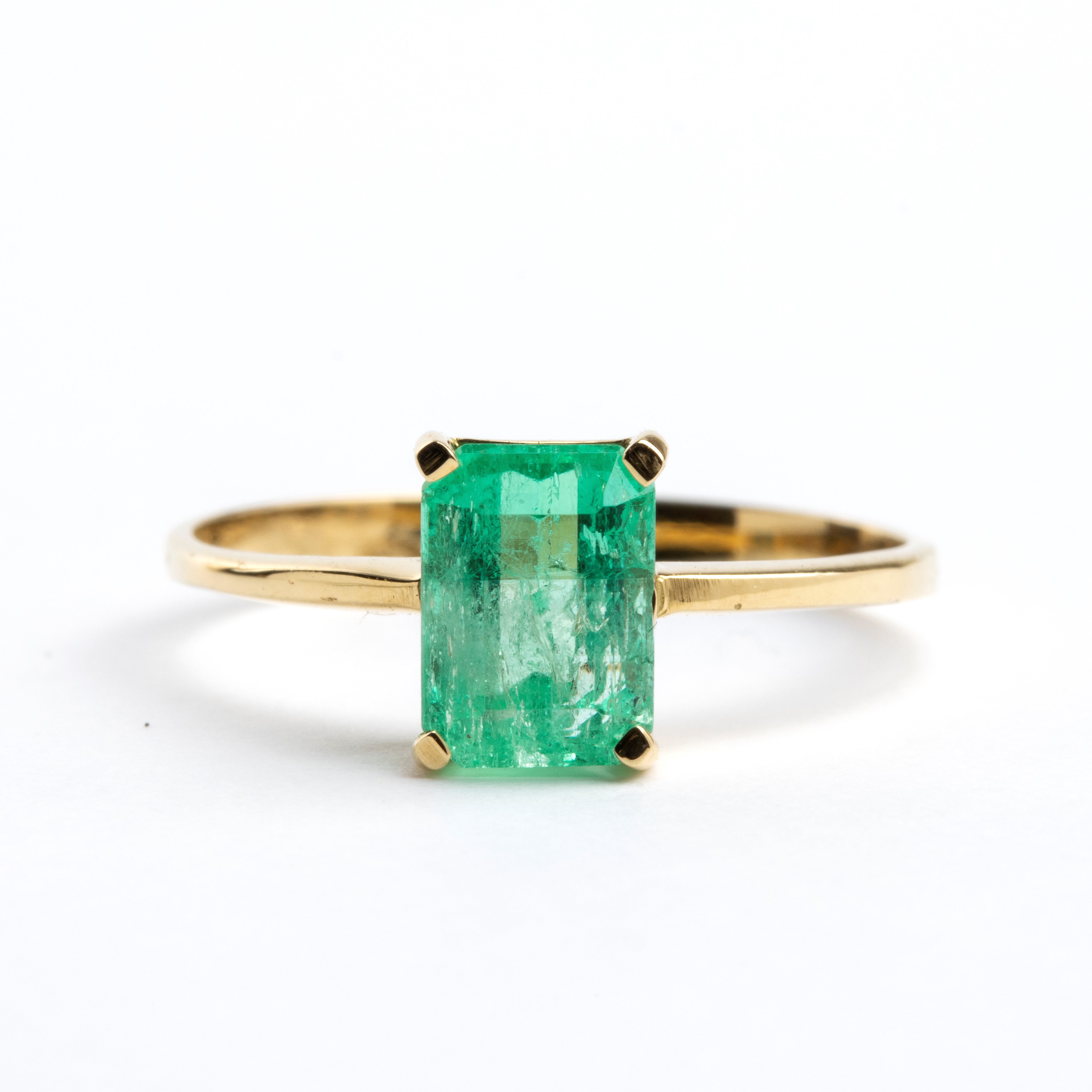 Anello in oro giallo 18k con smeraldo