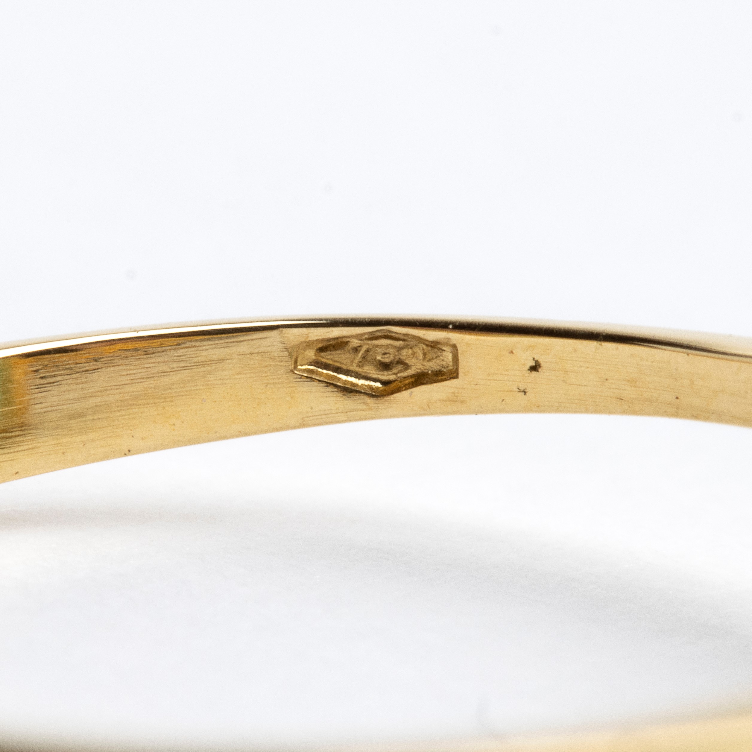 Anello in oro giallo 18k con smeraldo