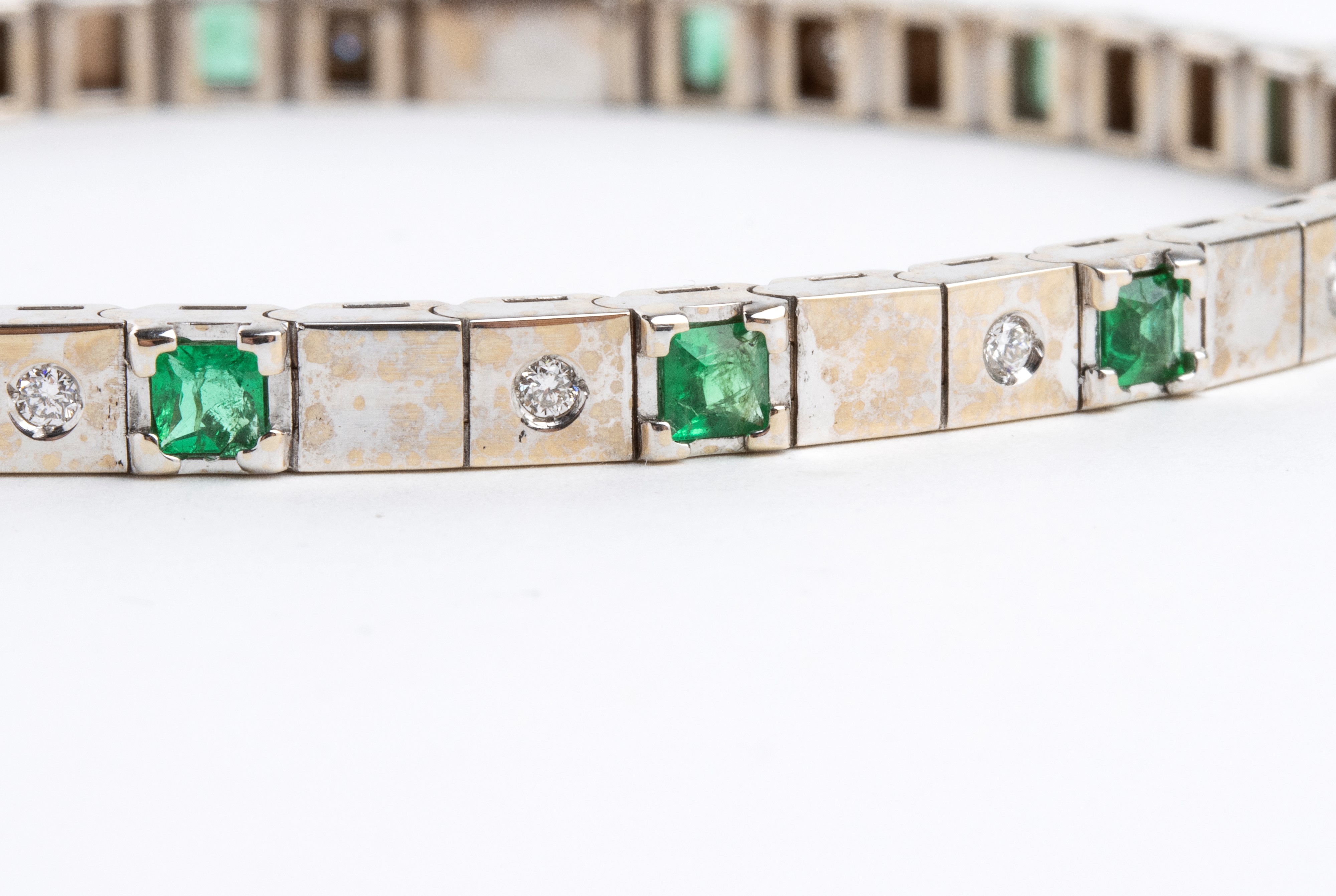 Bracciale in oro con smeraldi e diamanti
