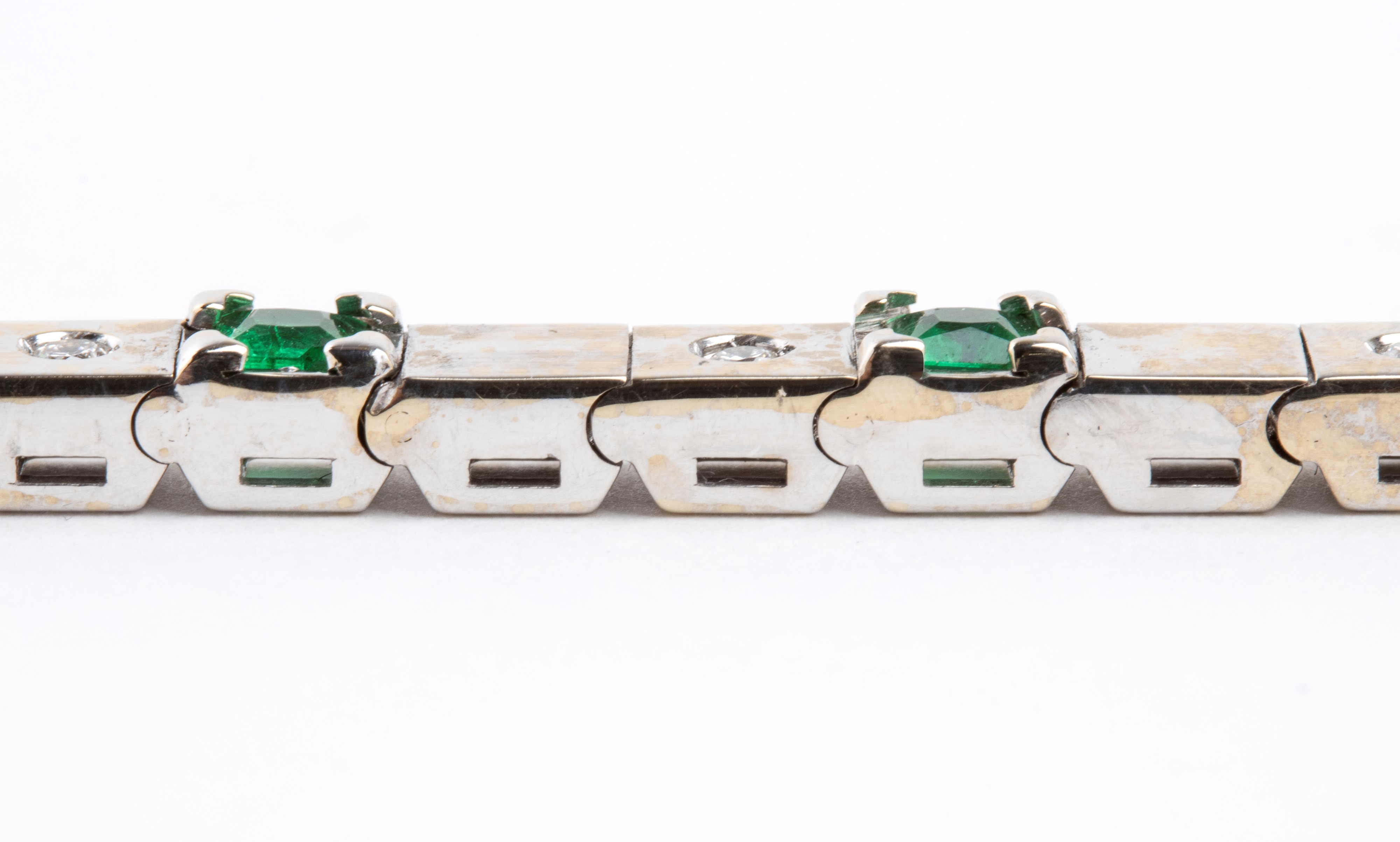 Bracciale in oro con smeraldi e diamanti