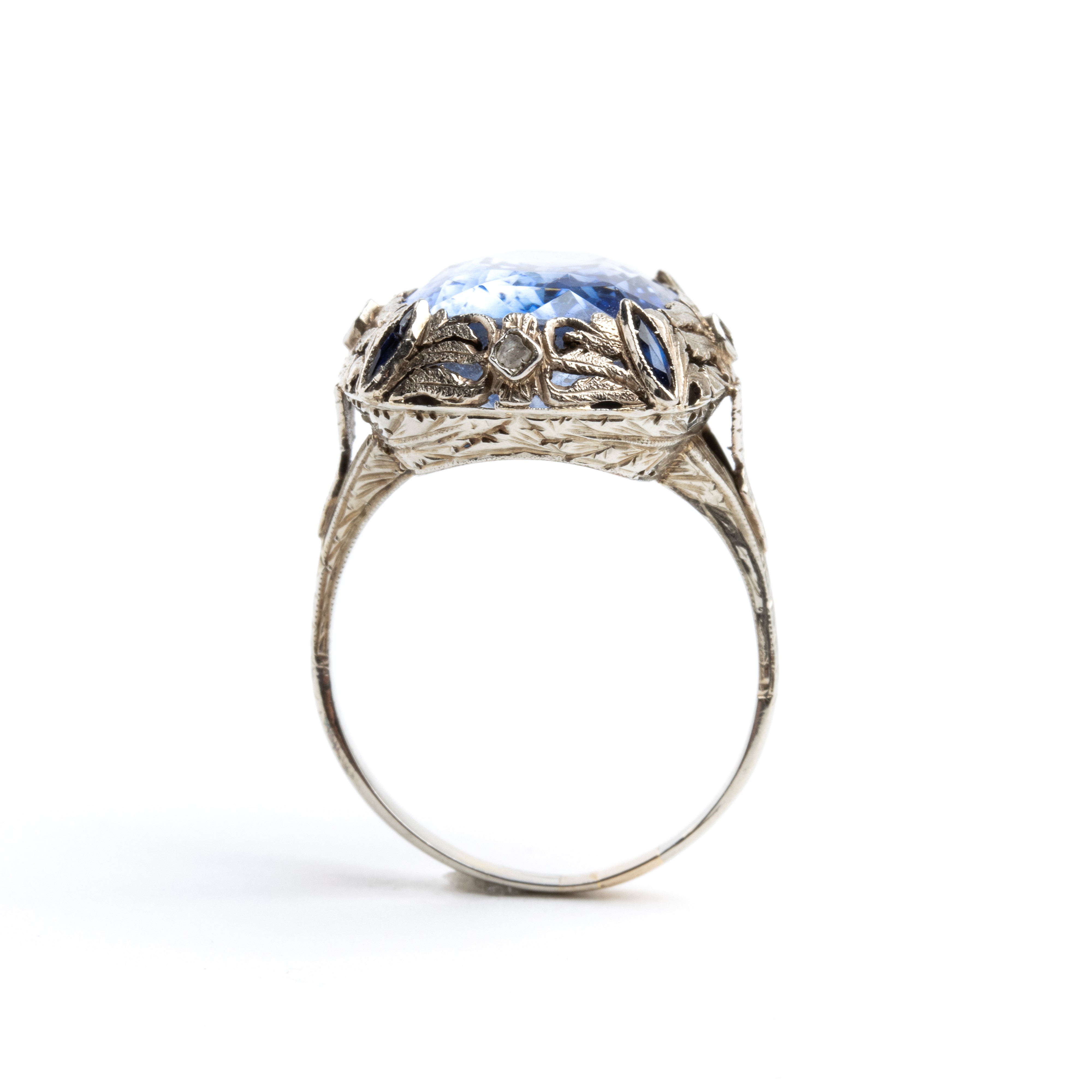 Anello, oro bianco con zaffiro sintetico e diamanti