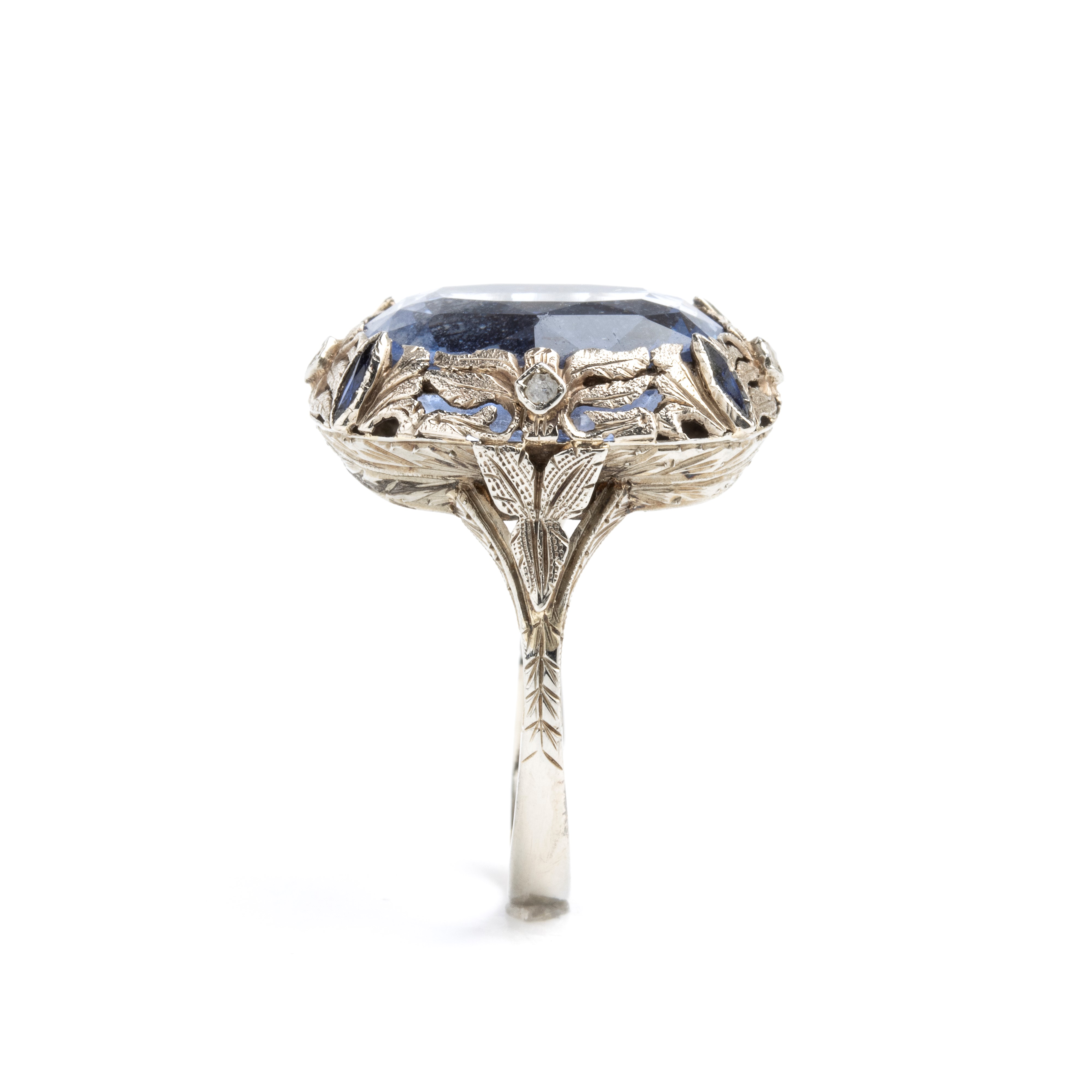 Anello, oro bianco con zaffiro sintetico e diamanti
