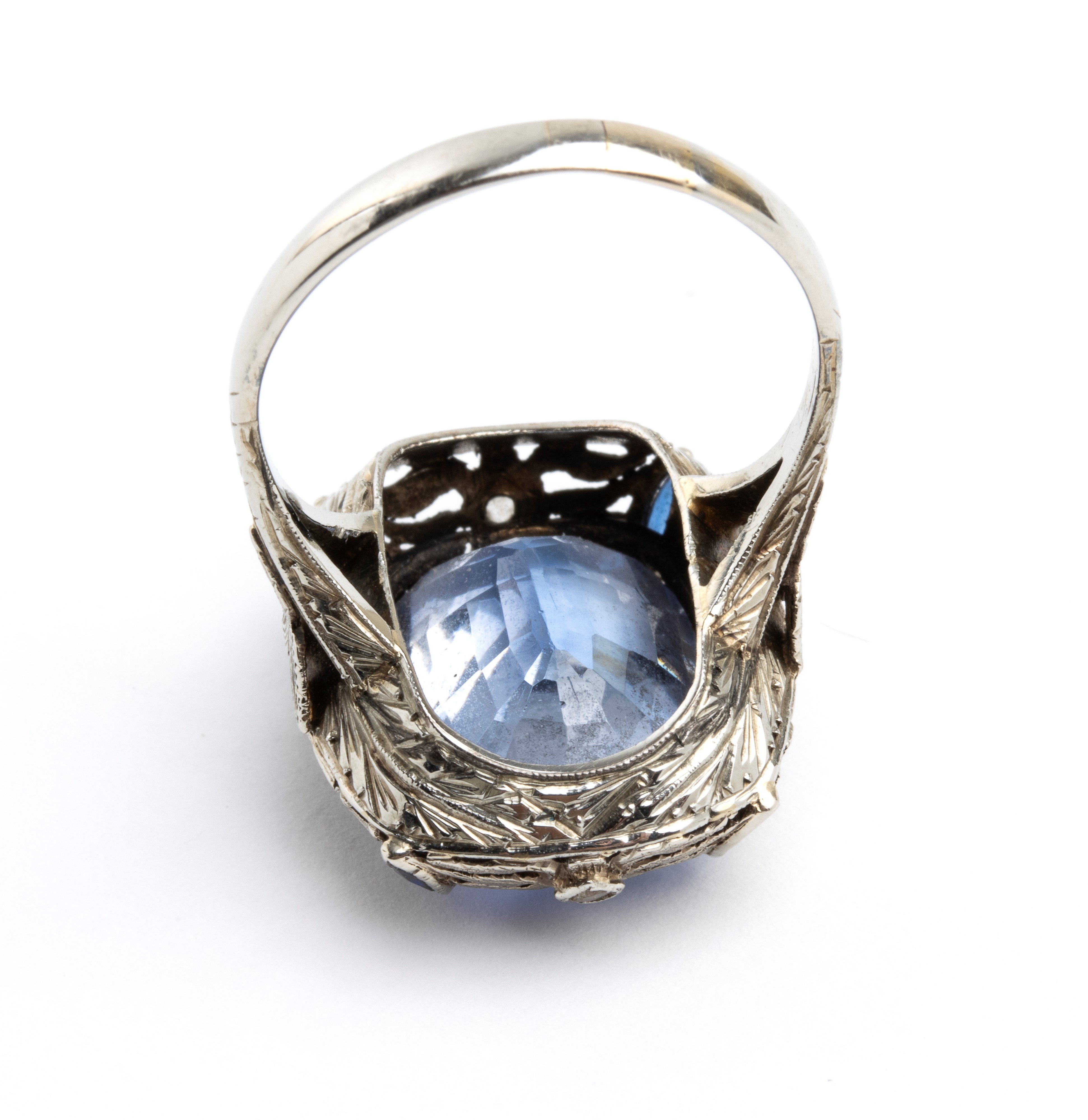 Anello, oro bianco con zaffiro sintetico e diamanti