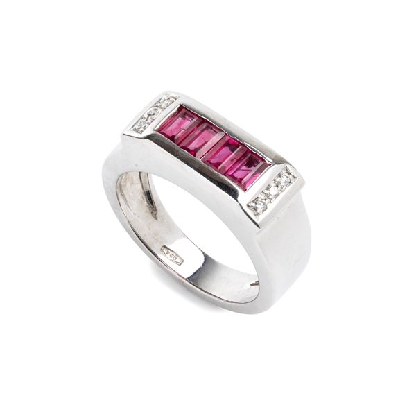Anello in oro con rubini e diamanti
