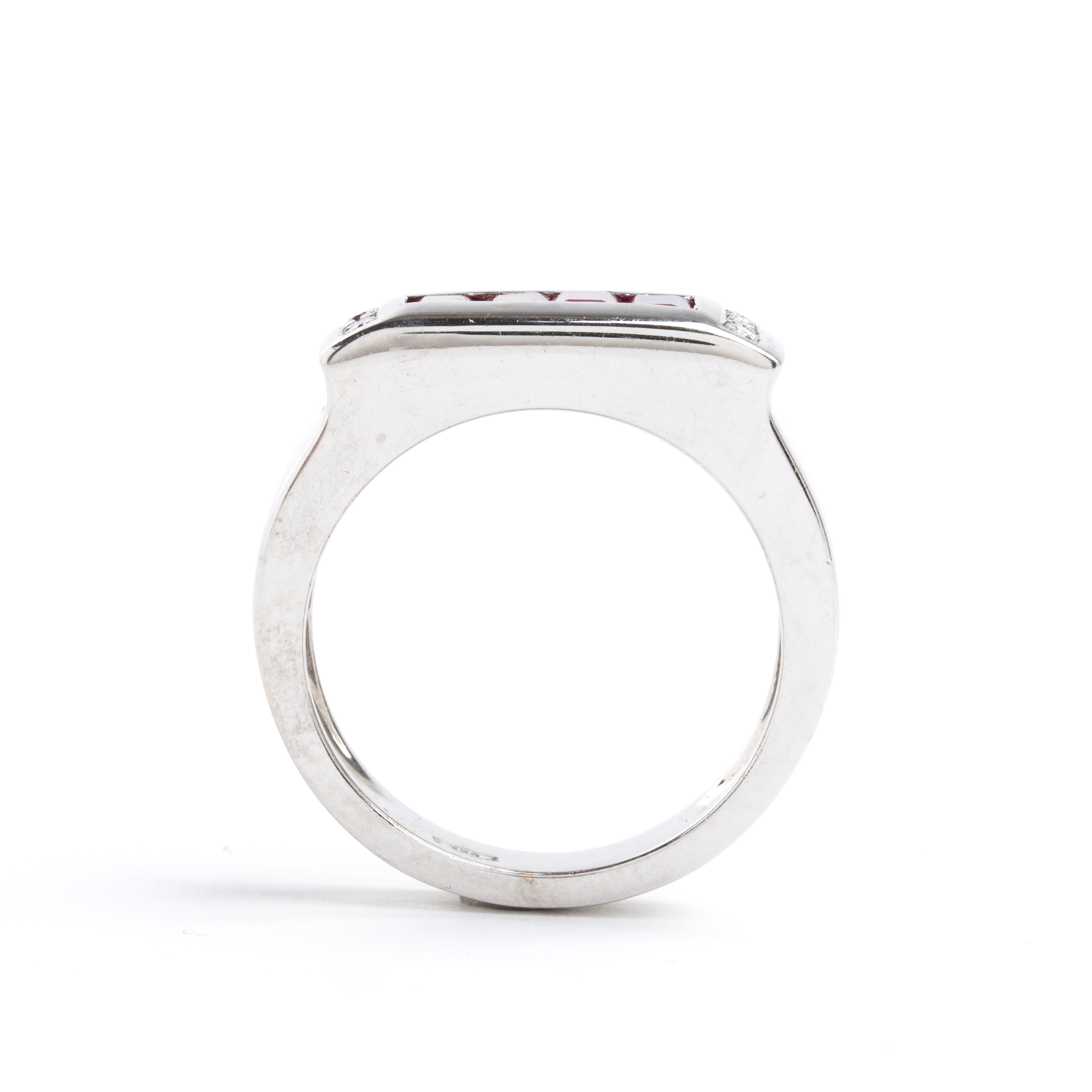 Anello in oro con rubini e diamanti