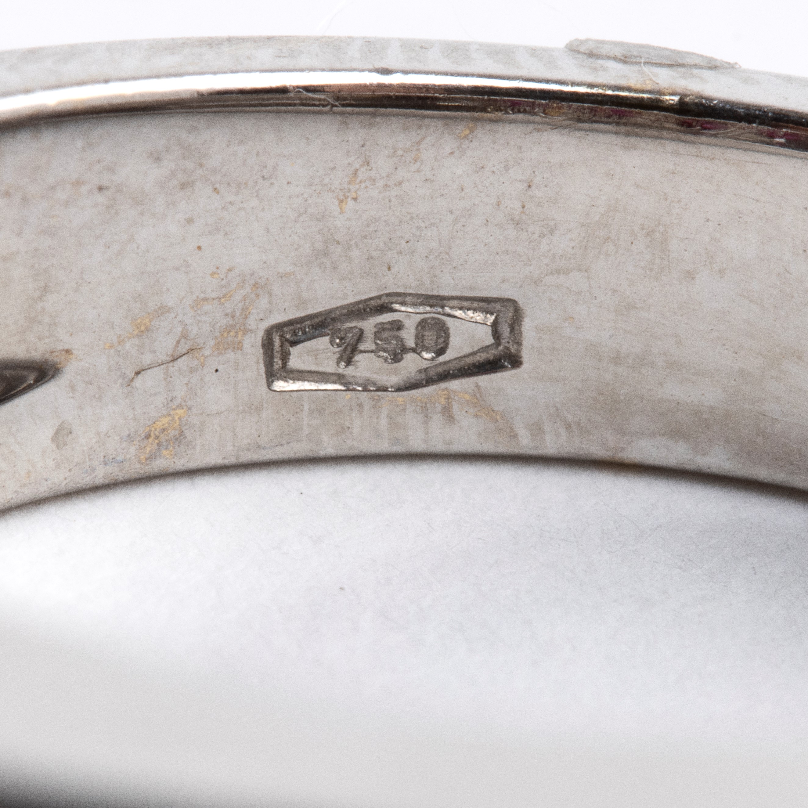 Anello in oro con rubini e diamanti