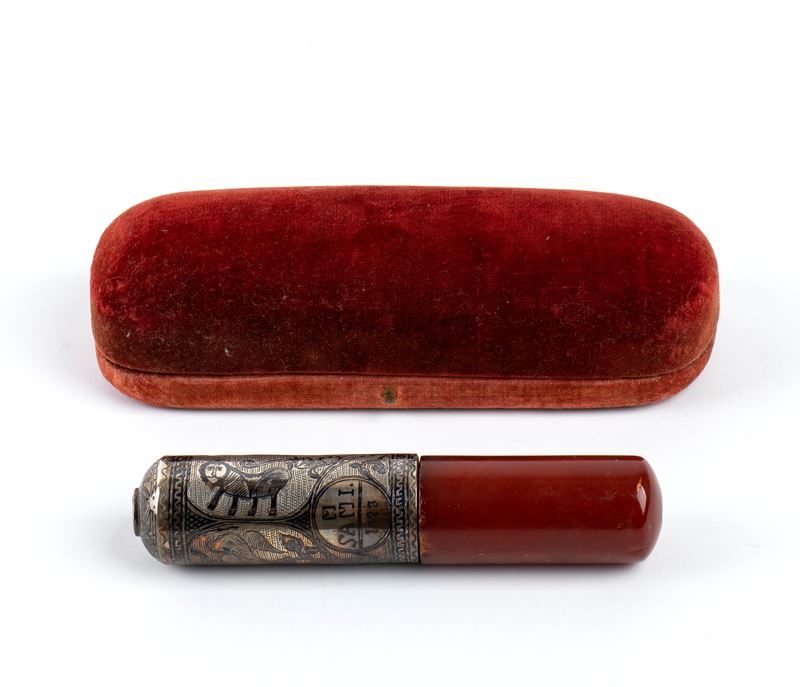 Bocchino in argento niellato e ambra