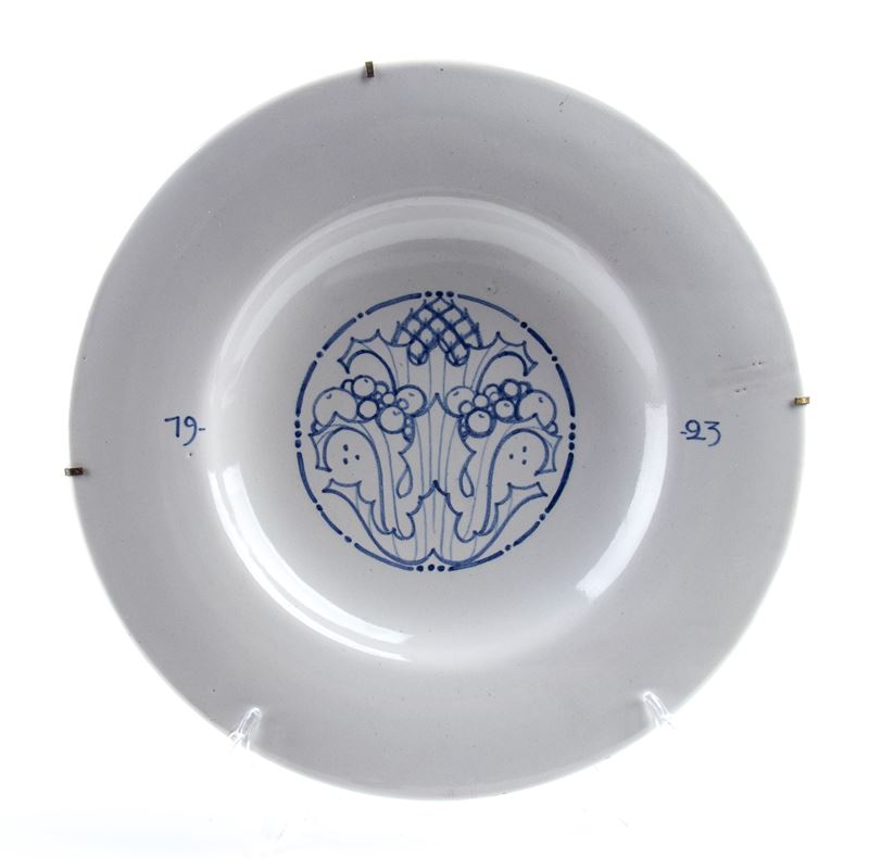 Piatto con decorazione floreale