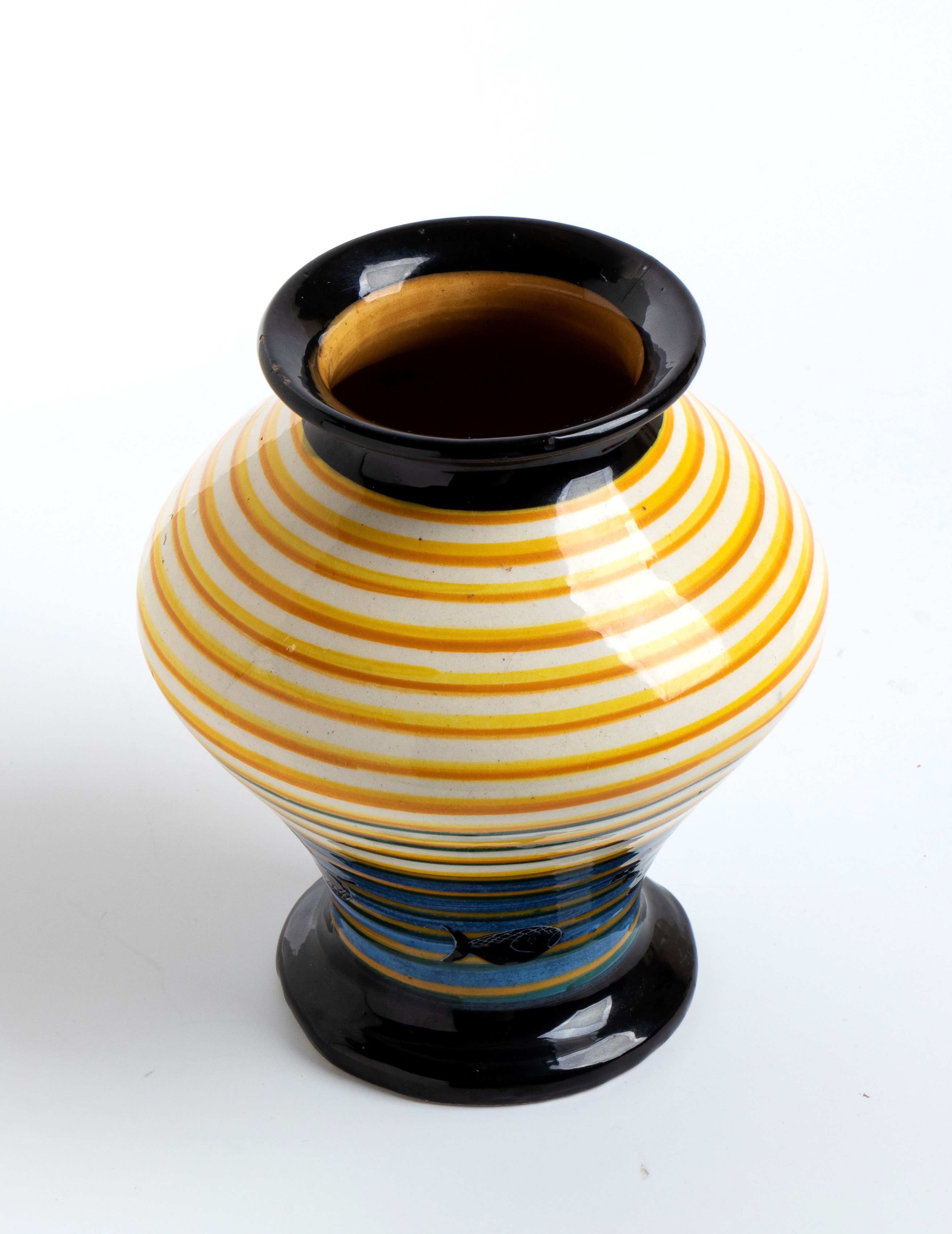 Piccolo vaso con decorazione di barche a vela e pesci