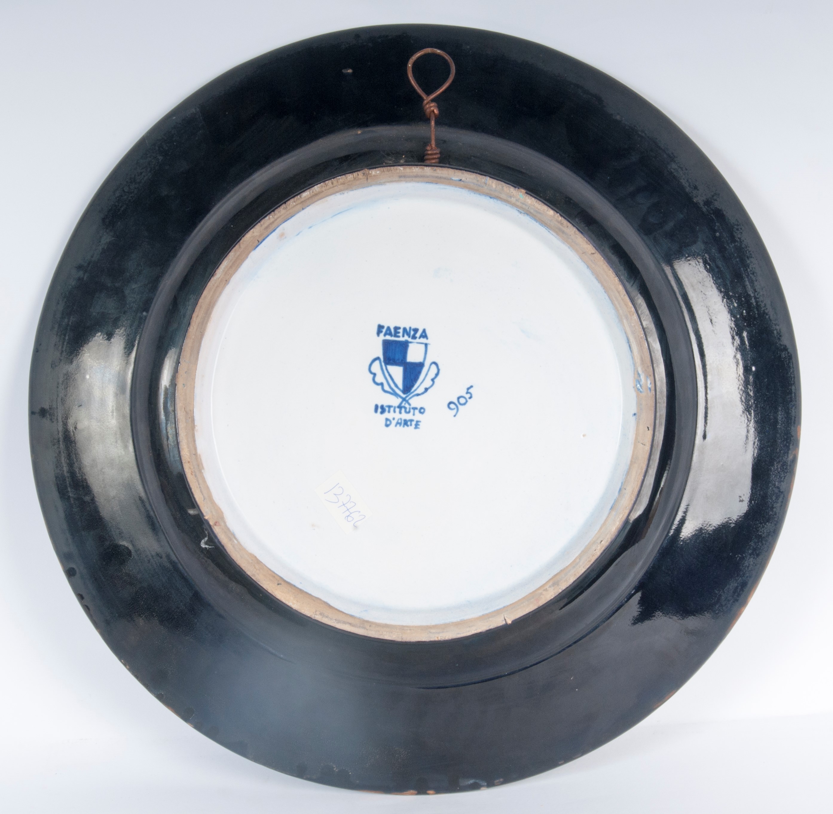 Roberto Bentini - Madonna Nera - Piatto da pompa in ceramica policroma