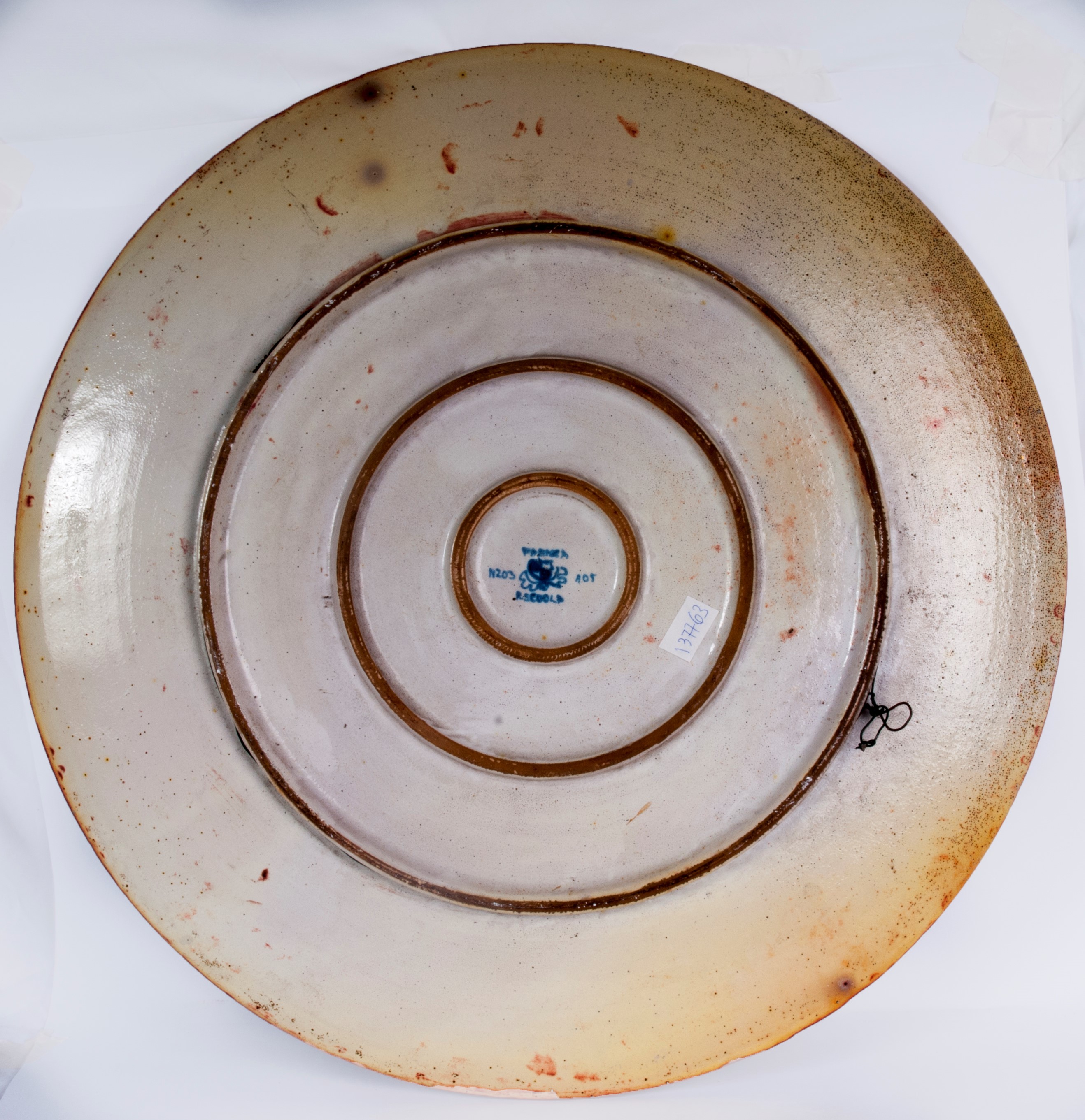 Domenico Rambelli - La raccolta delle mele, piatto da pompa in ceramica policroma a lustro metall...