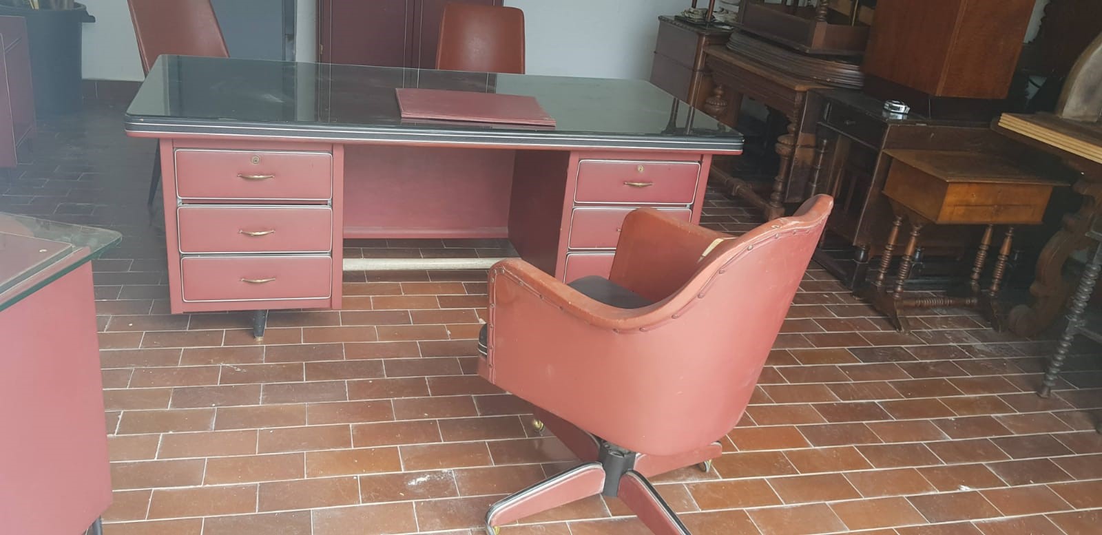 Umberto Mascagni - Studio in pelle rossa, componibile