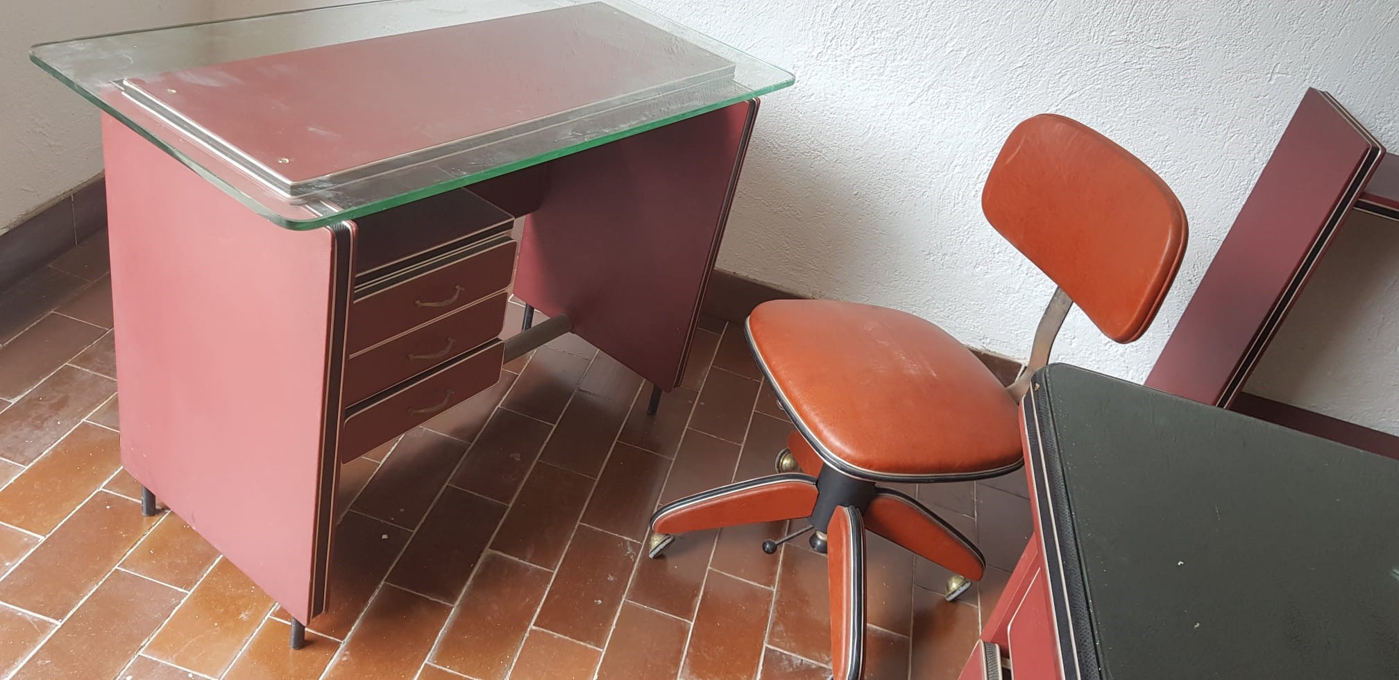 Umberto Mascagni - Studio in pelle rossa, componibile