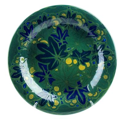 Piatto verde con decorazione di edera, ceramica, 29 cm di diametro