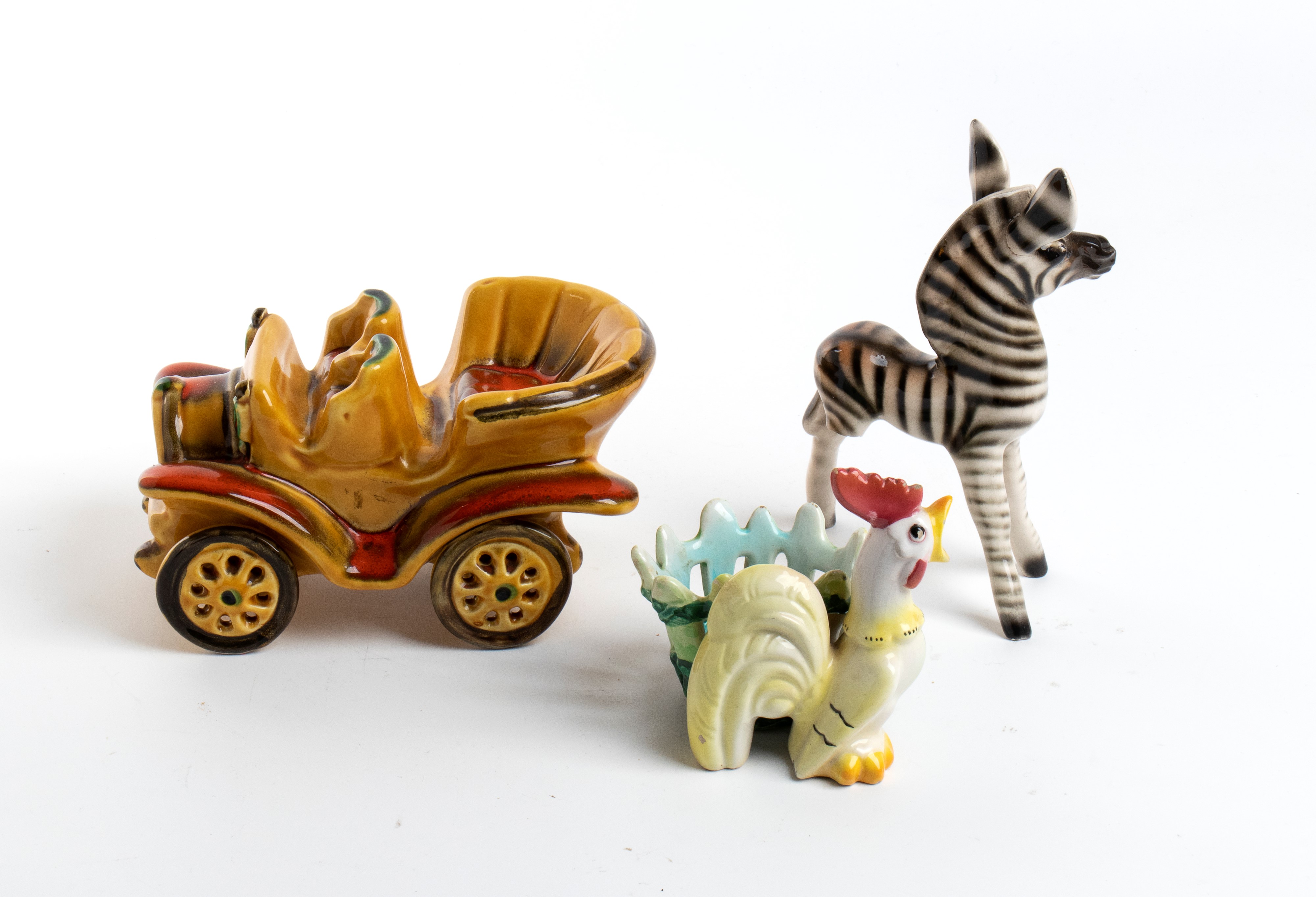 Lotto composto da tre oggetti: galletto portauovo, macchina e zebra