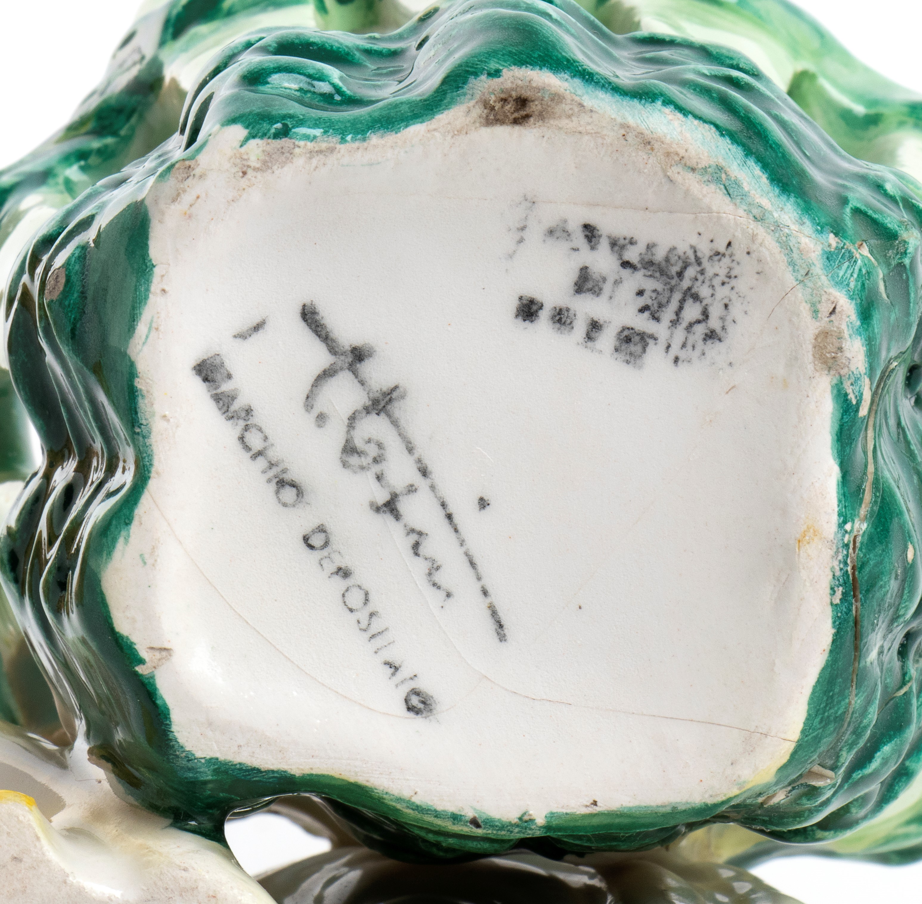 Lotto composto da tre oggetti: galletto portauovo, macchina e zebra