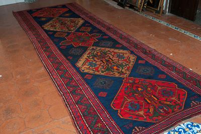Tappeto kazak, lana su lana con motivi geometrici su fondo rosso