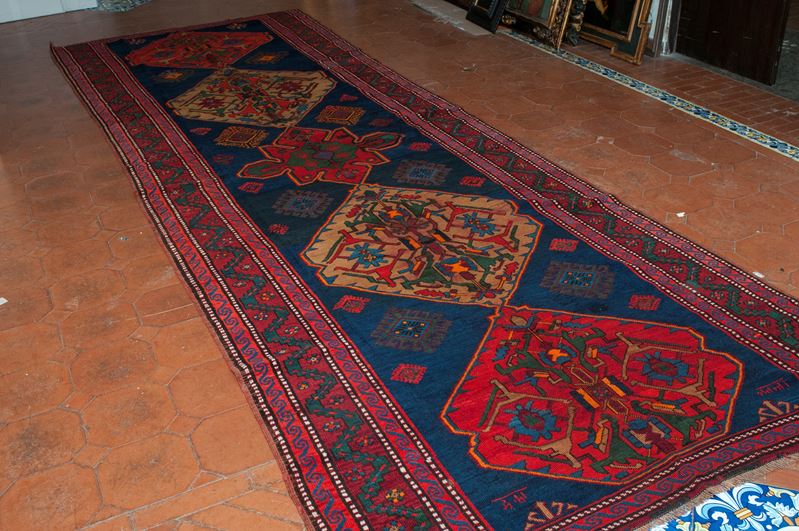 Tappeto kazak, lana su lana con motivi geometrici su fondo rosso