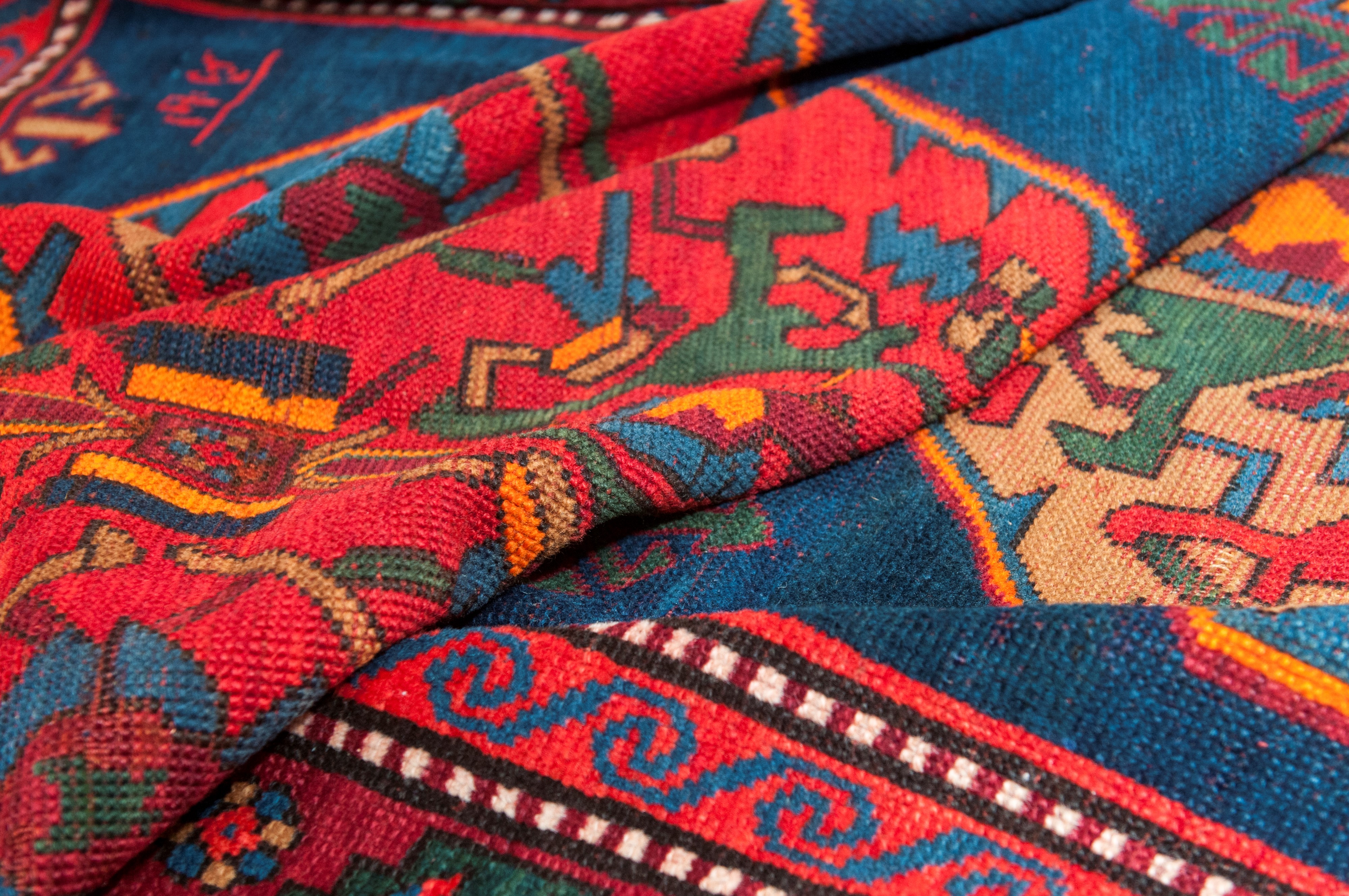 Tappeto kazak, lana su lana con motivi geometrici su fondo rosso