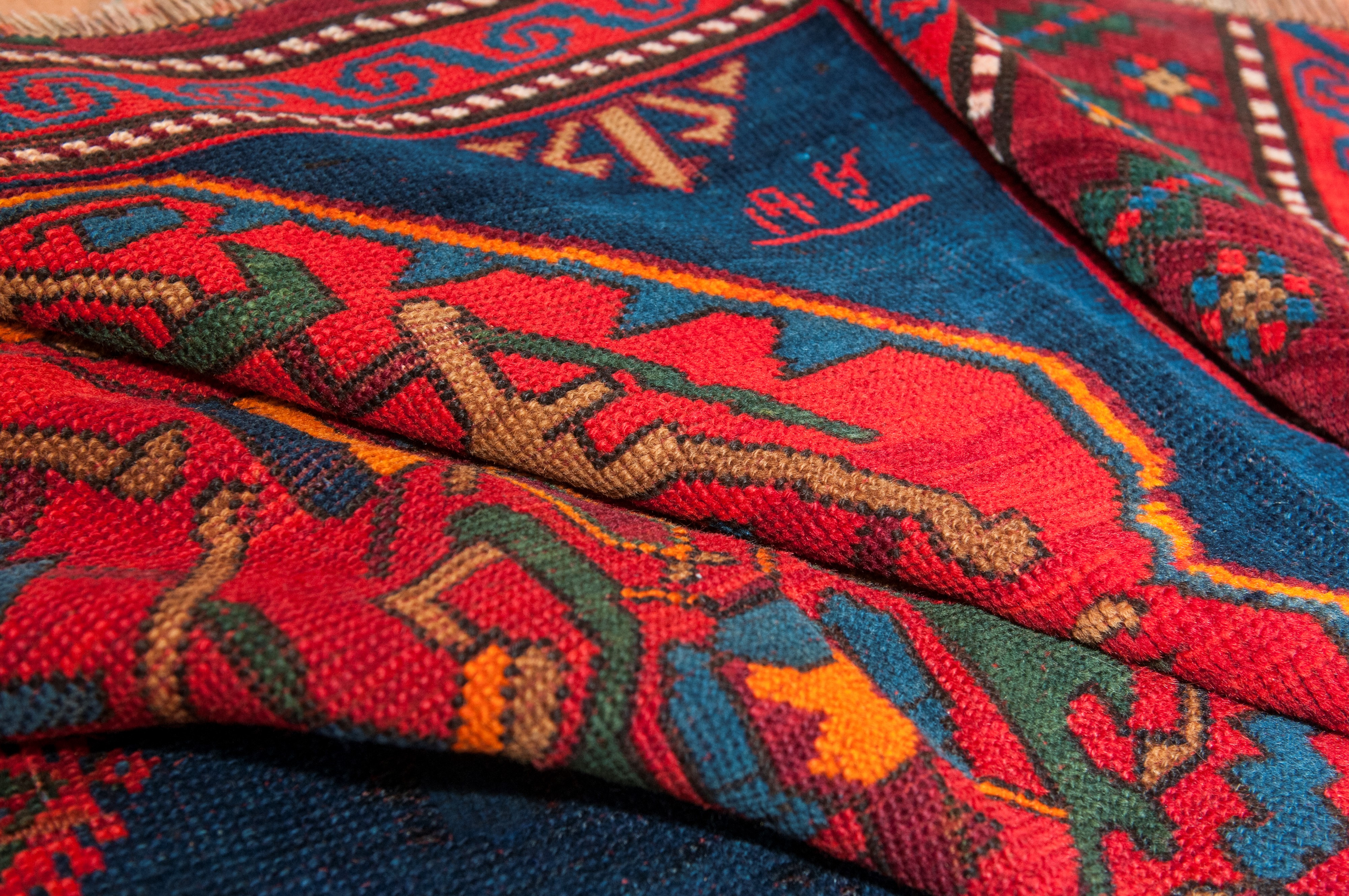 Tappeto kazak, lana su lana con motivi geometrici su fondo rosso