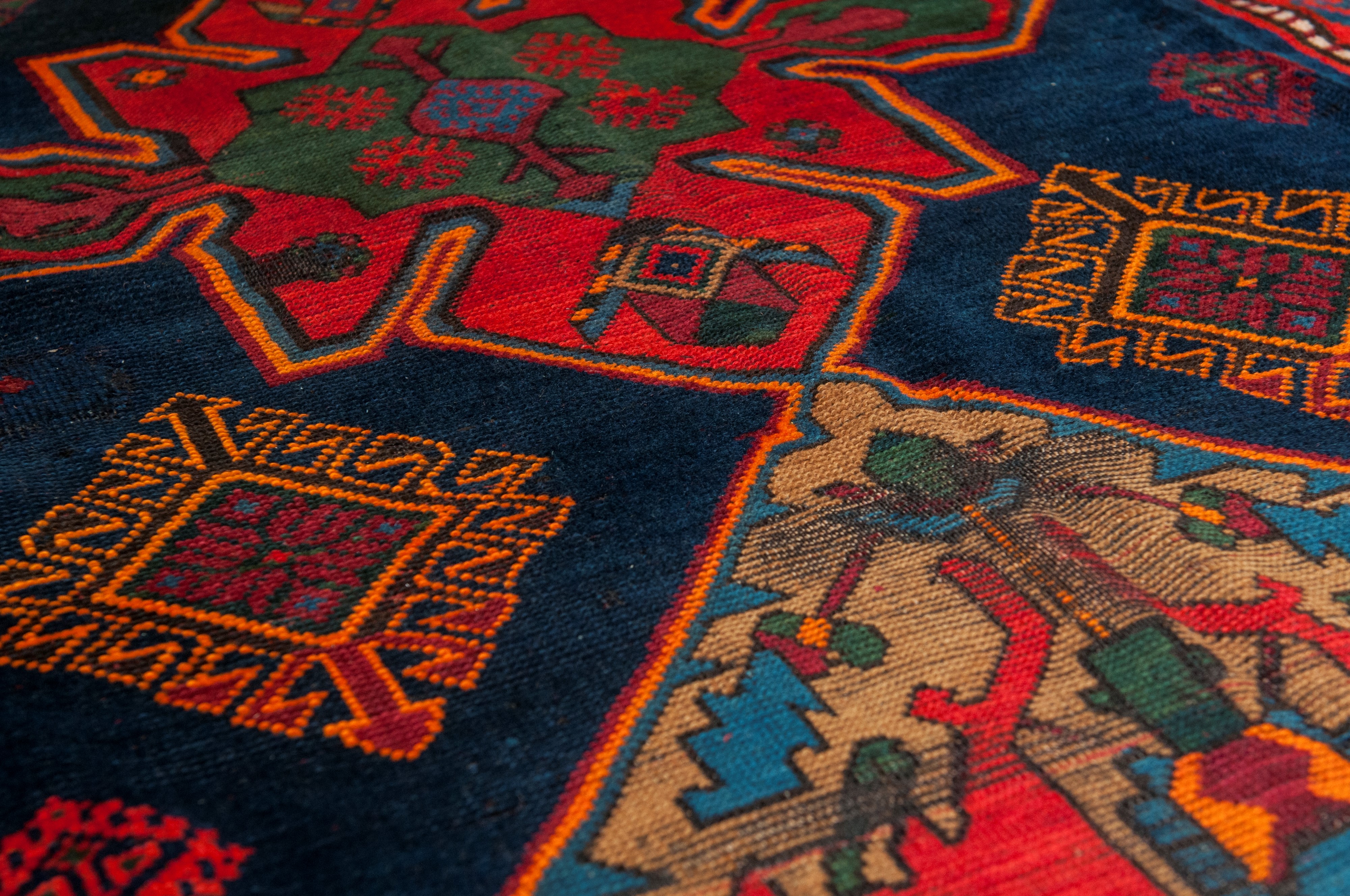 Tappeto kazak, lana su lana con motivi geometrici su fondo rosso