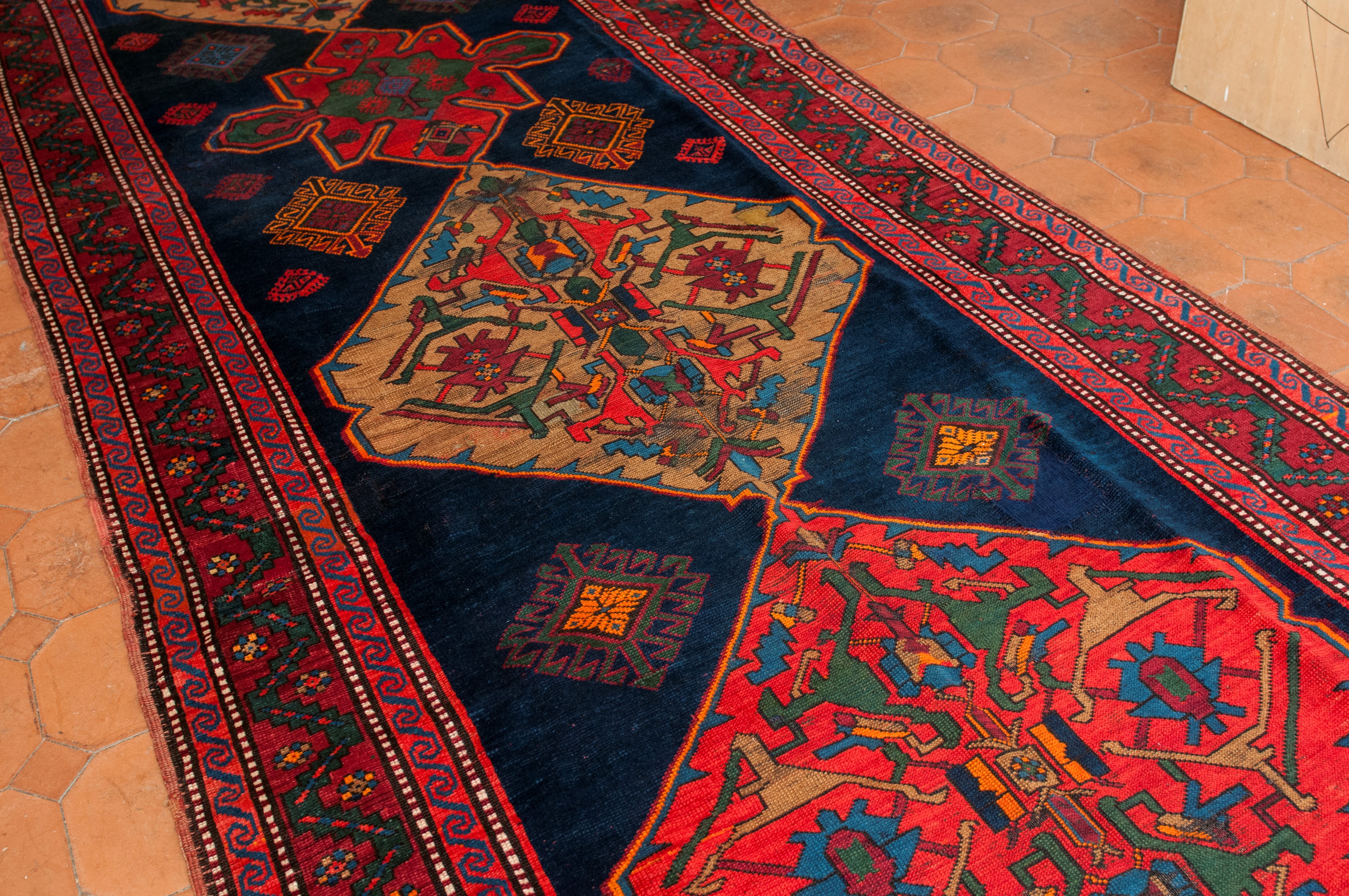 Tappeto kazak, lana su lana con motivi geometrici su fondo rosso
