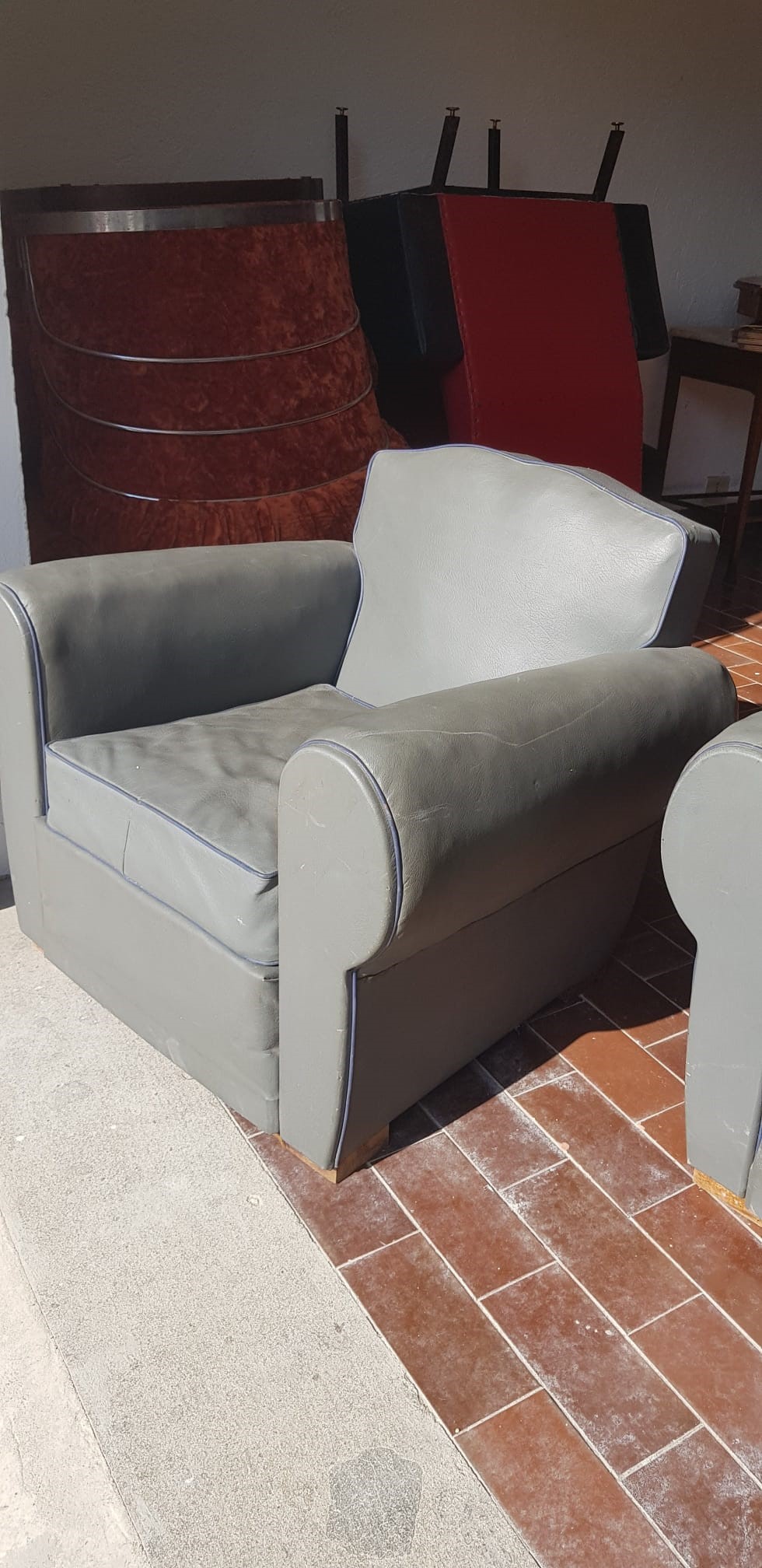 Coppia di poltrone Chester in pelle grigio e blu, anni '40