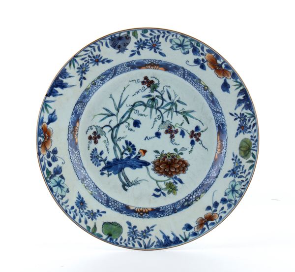 Piatto in porcellana policroma, Cina