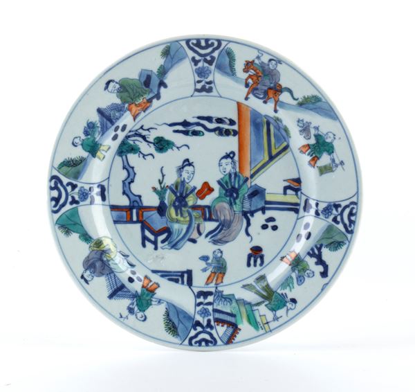 Piatto decorato a smalto doucai, Cina