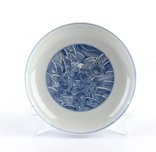 Piatto  in porcellana bianca e blu con drago entro riserva, Cina