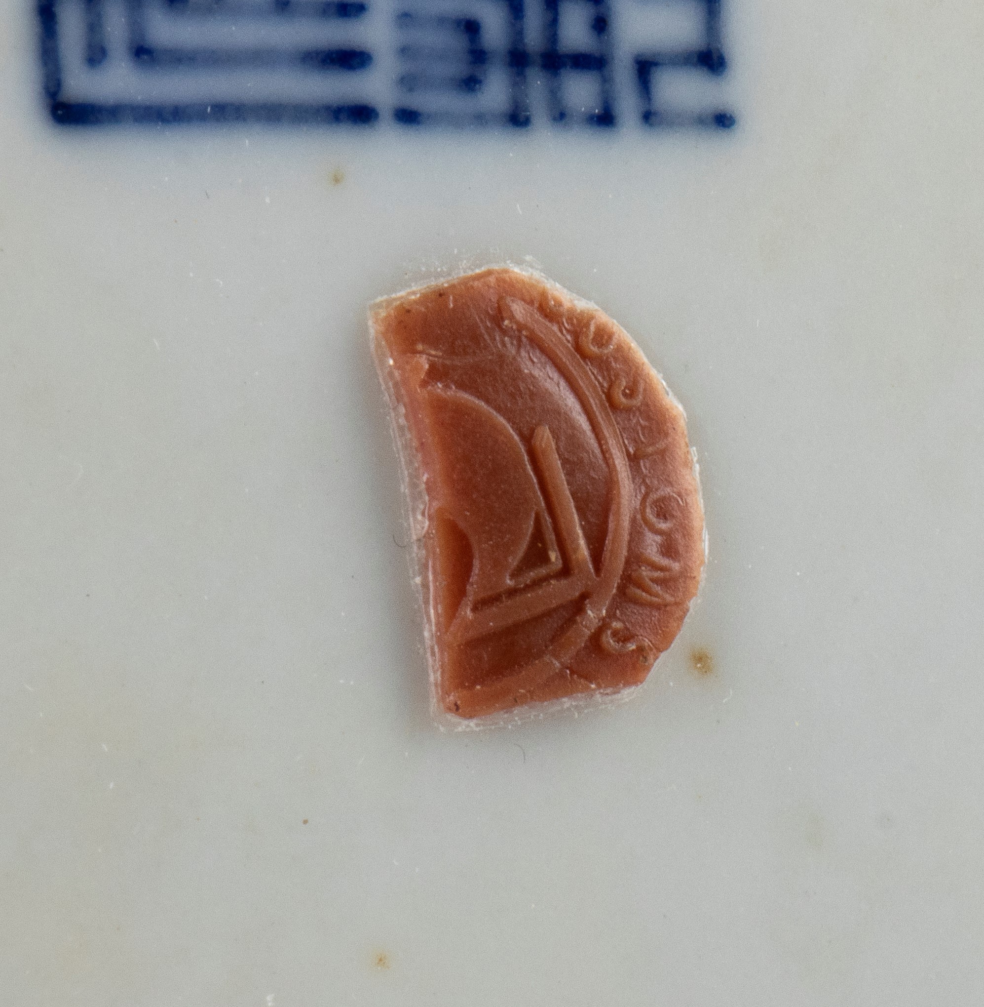 Piatto in porcellana bianca e blu con drago entro riserva, Cina