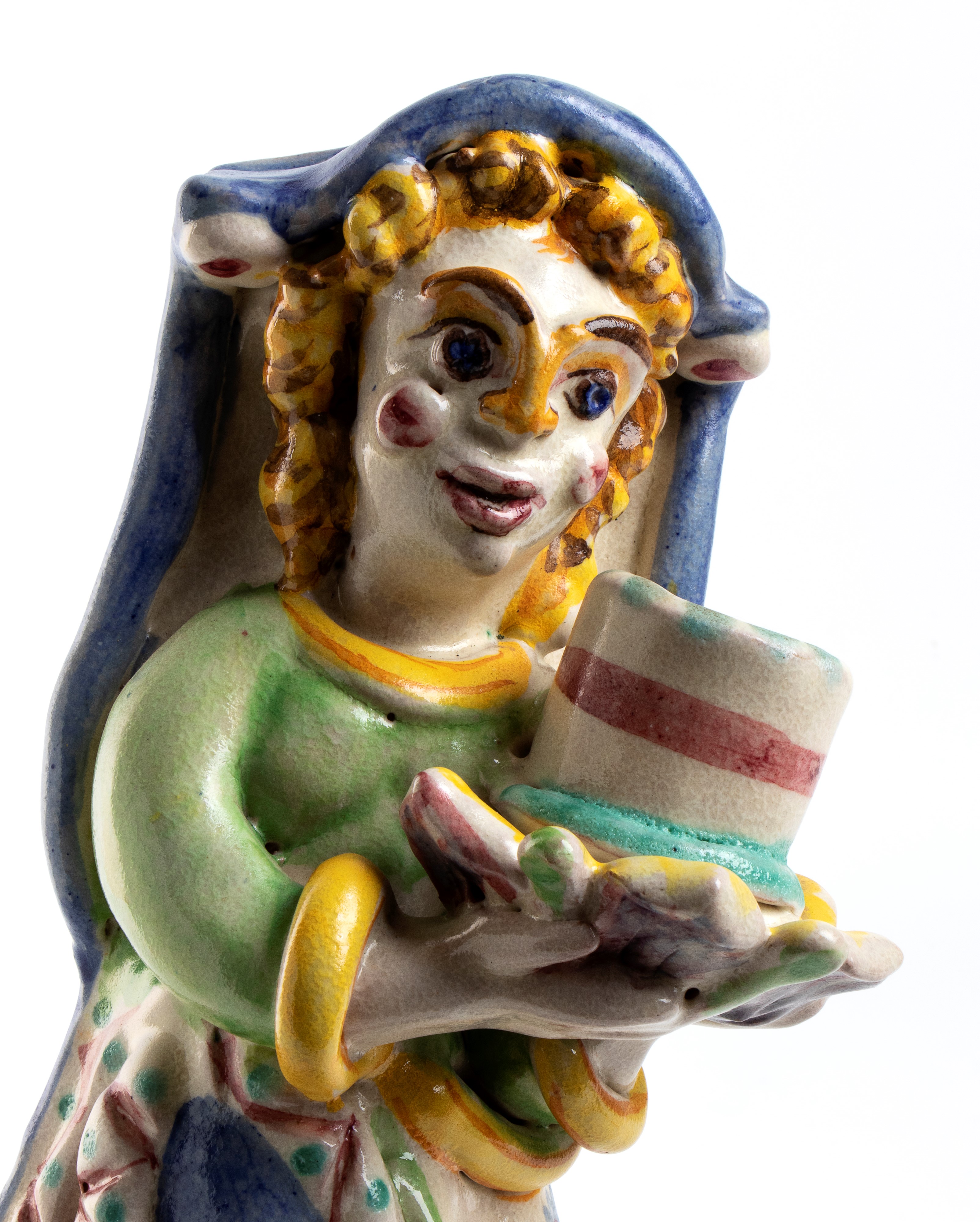 Ragazza portacandela in costume regionale