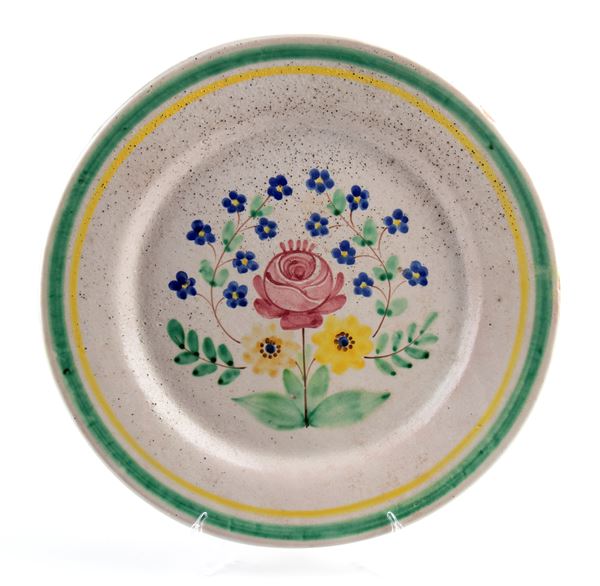 Piatto con decorazione floreale