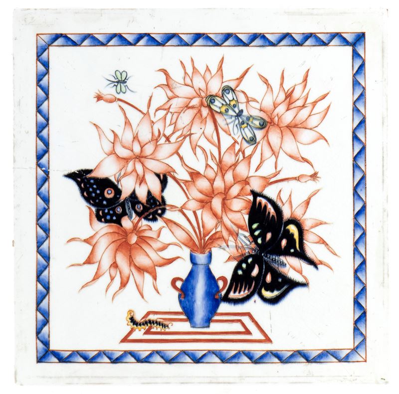 Mattonella con decoro di fiori, farfalle e bruco