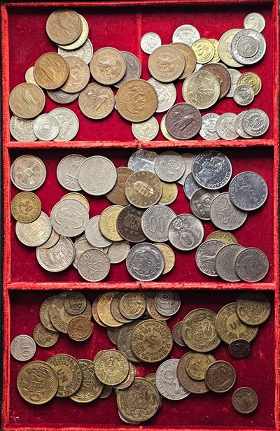 Lotto multiplo di monete mondiali, metalli e nominali vari