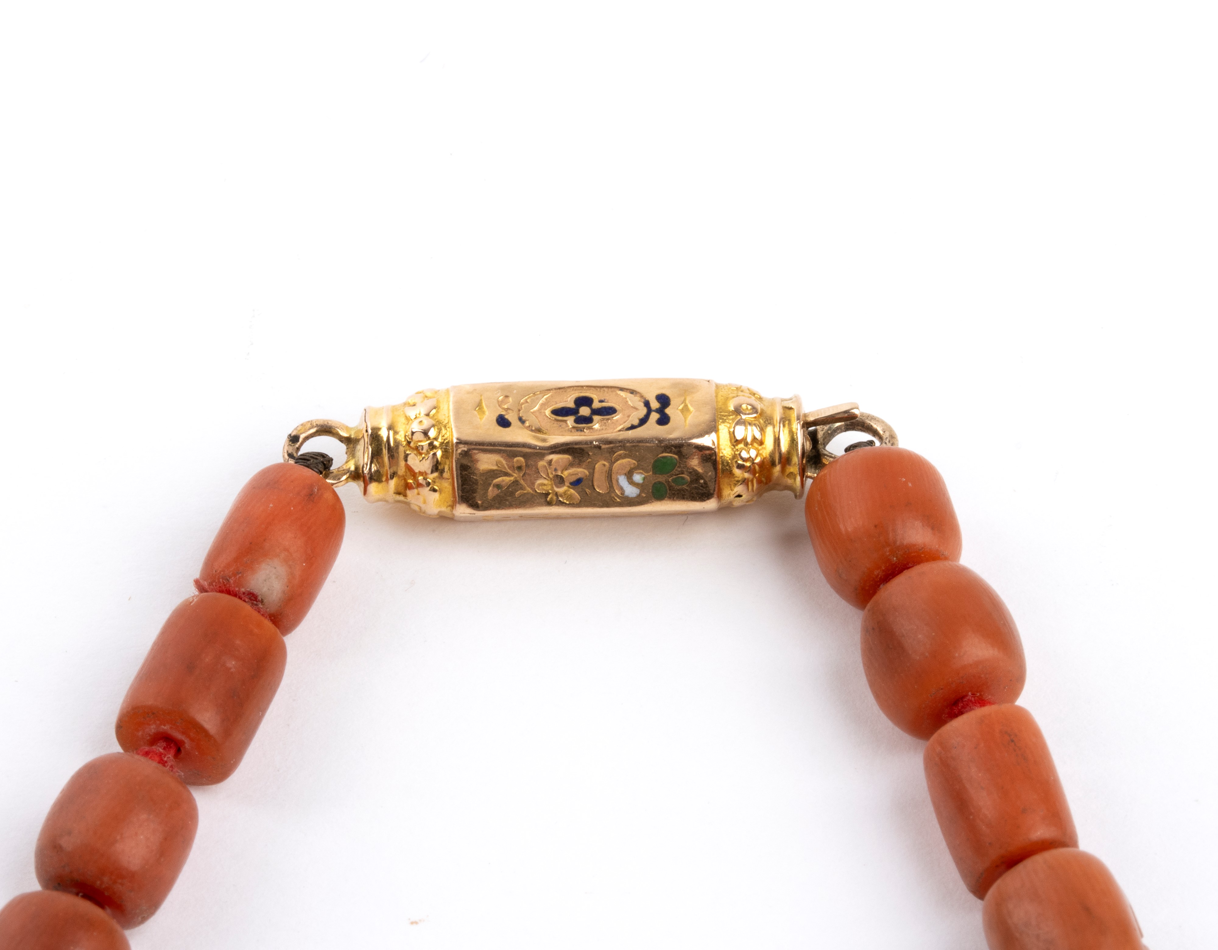 Collana a filo di corallo rosso del Mediterraneo con elementi in oro giallo 18k e smalti