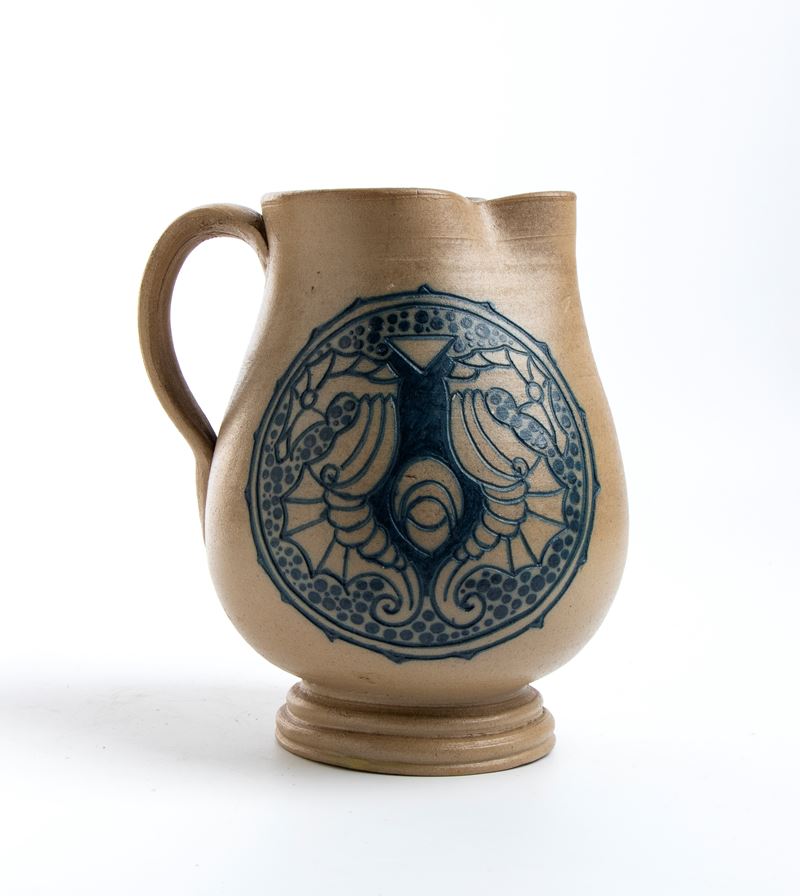 Brocca con decorazione di cavallucci marini