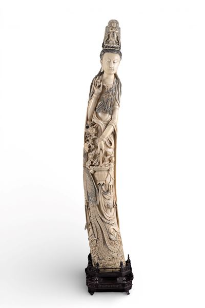 Cina, Guanyin in avorio finemente intagliato su base in legno, fine XIX-inizi XX secolo