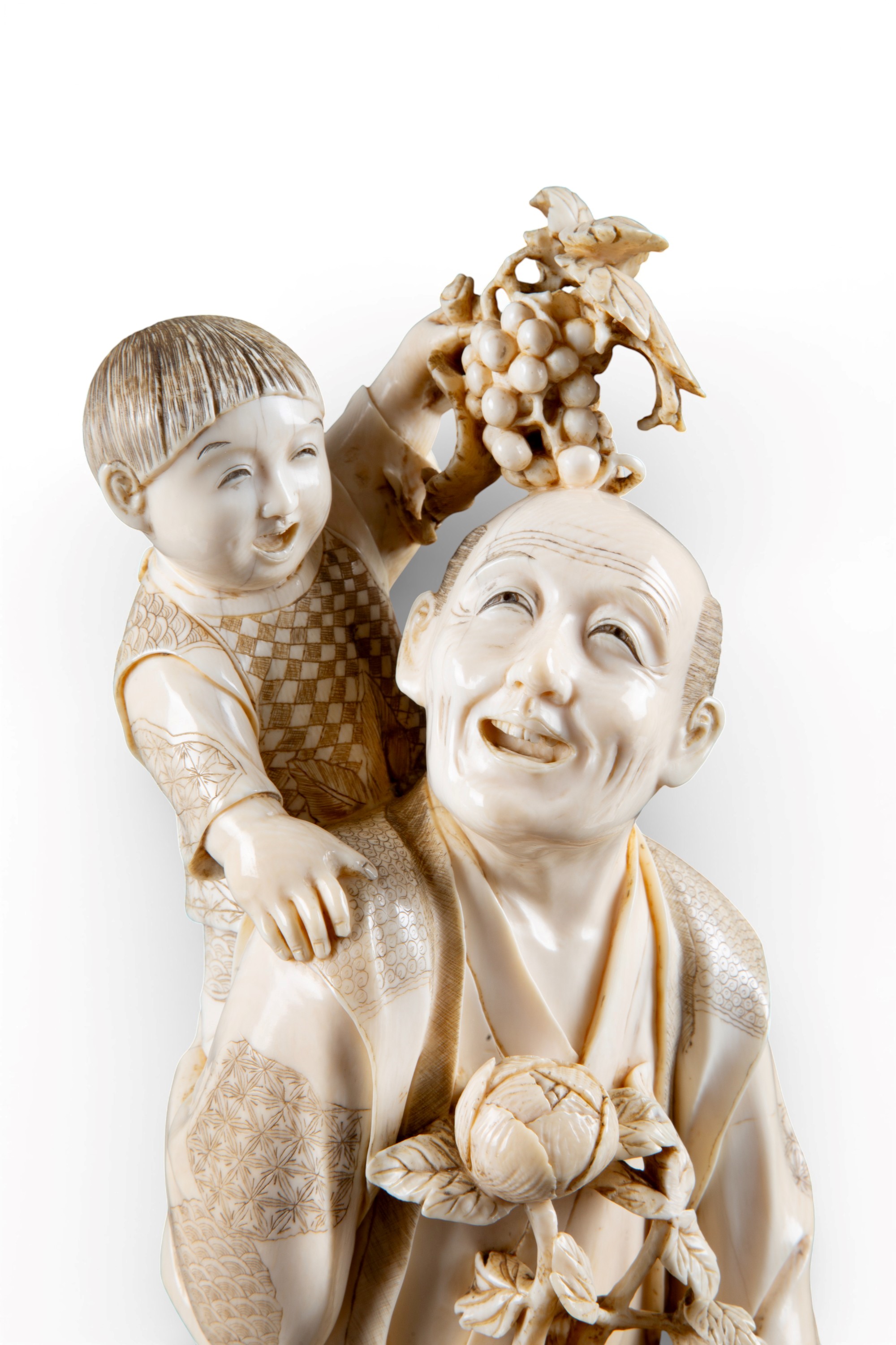 Giappone (tardo periodo Edo), Okimono in avorio raffigurante contadino con bambini