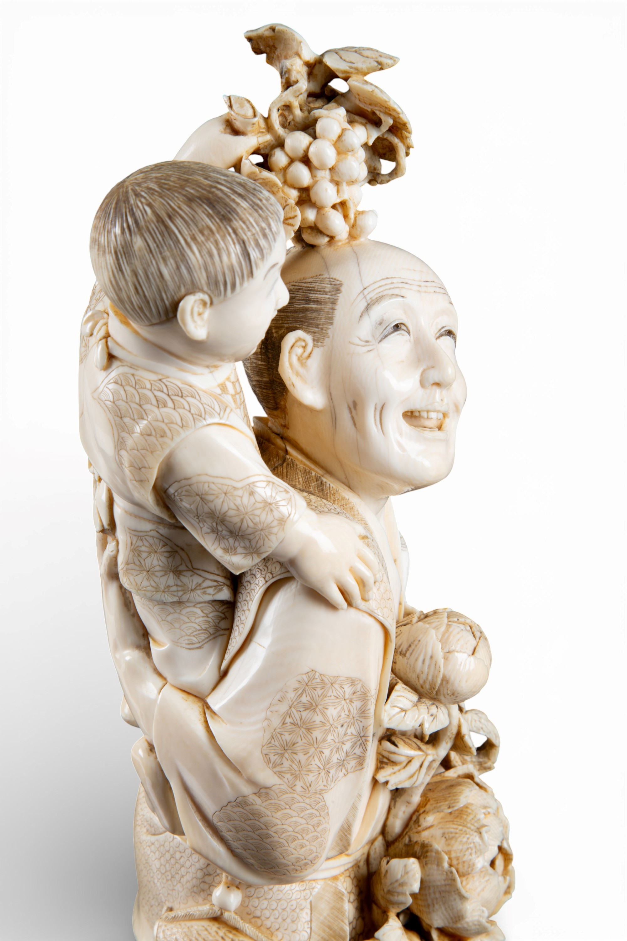 Giappone (tardo periodo Edo), Okimono in avorio raffigurante contadino con bambini