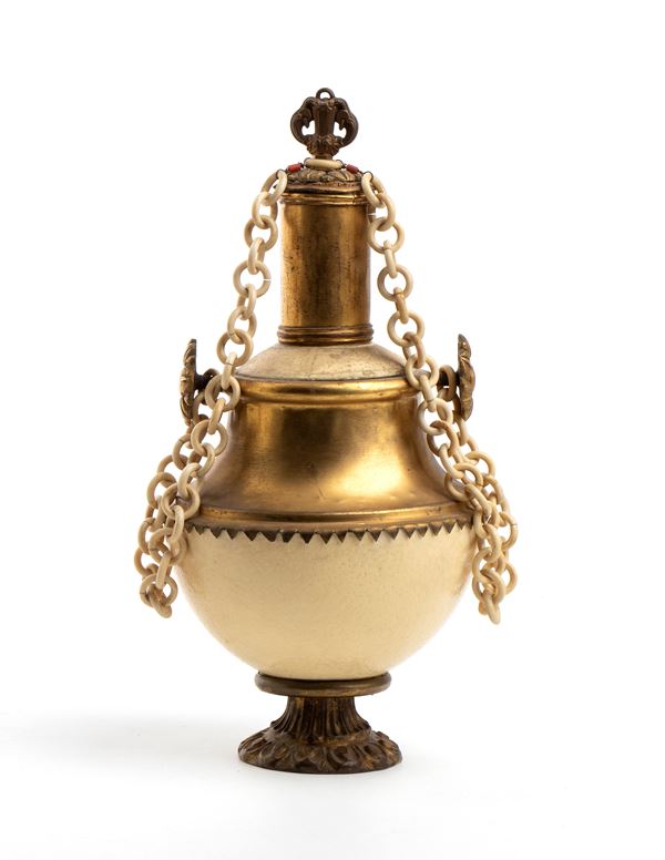 Bottiglia in uovo di struzzo, avorio e bronzo dorato