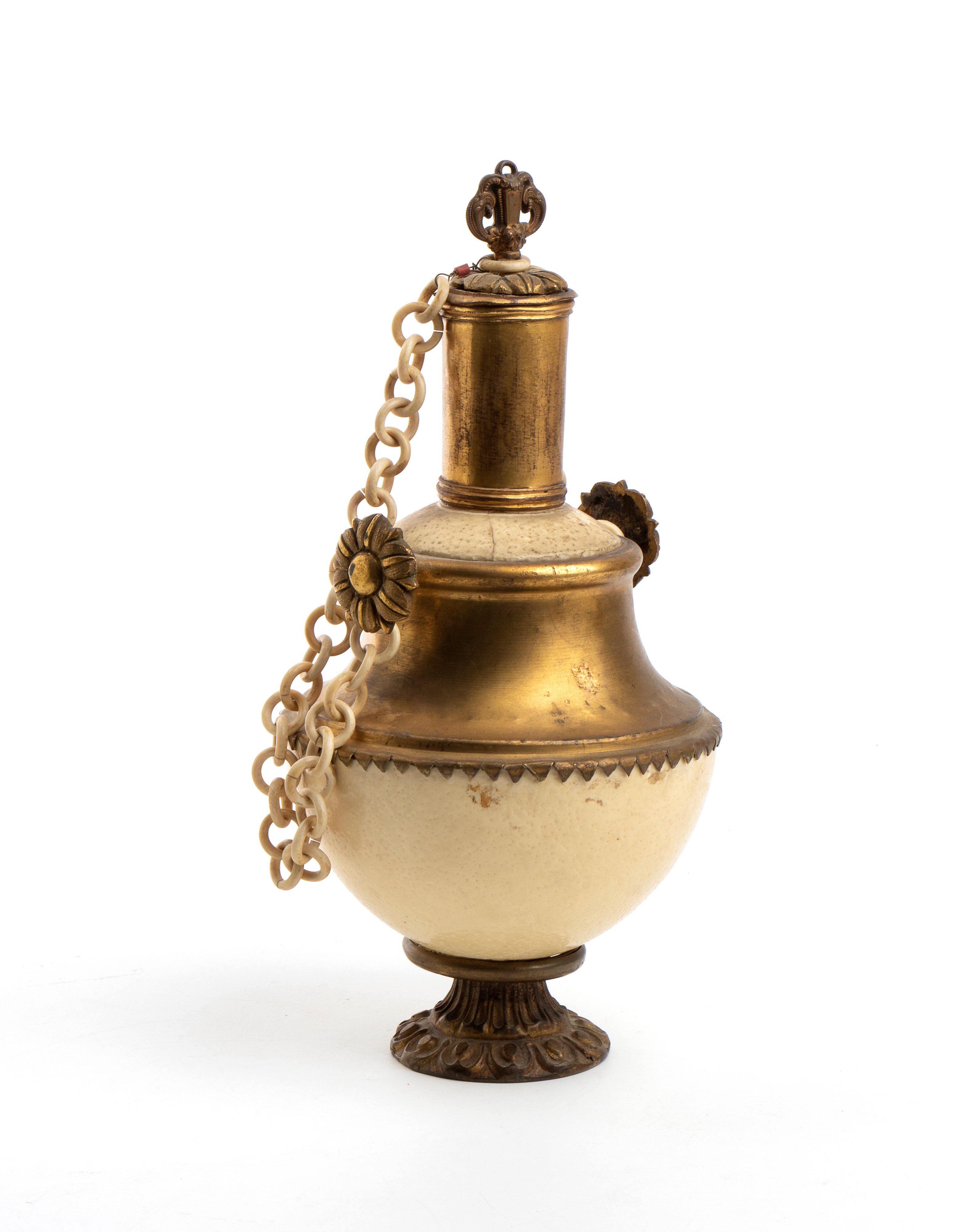 Bottiglia a forma di uovo di struzzo, avorio e bronzo dorato (XVII–XVIII secolo)