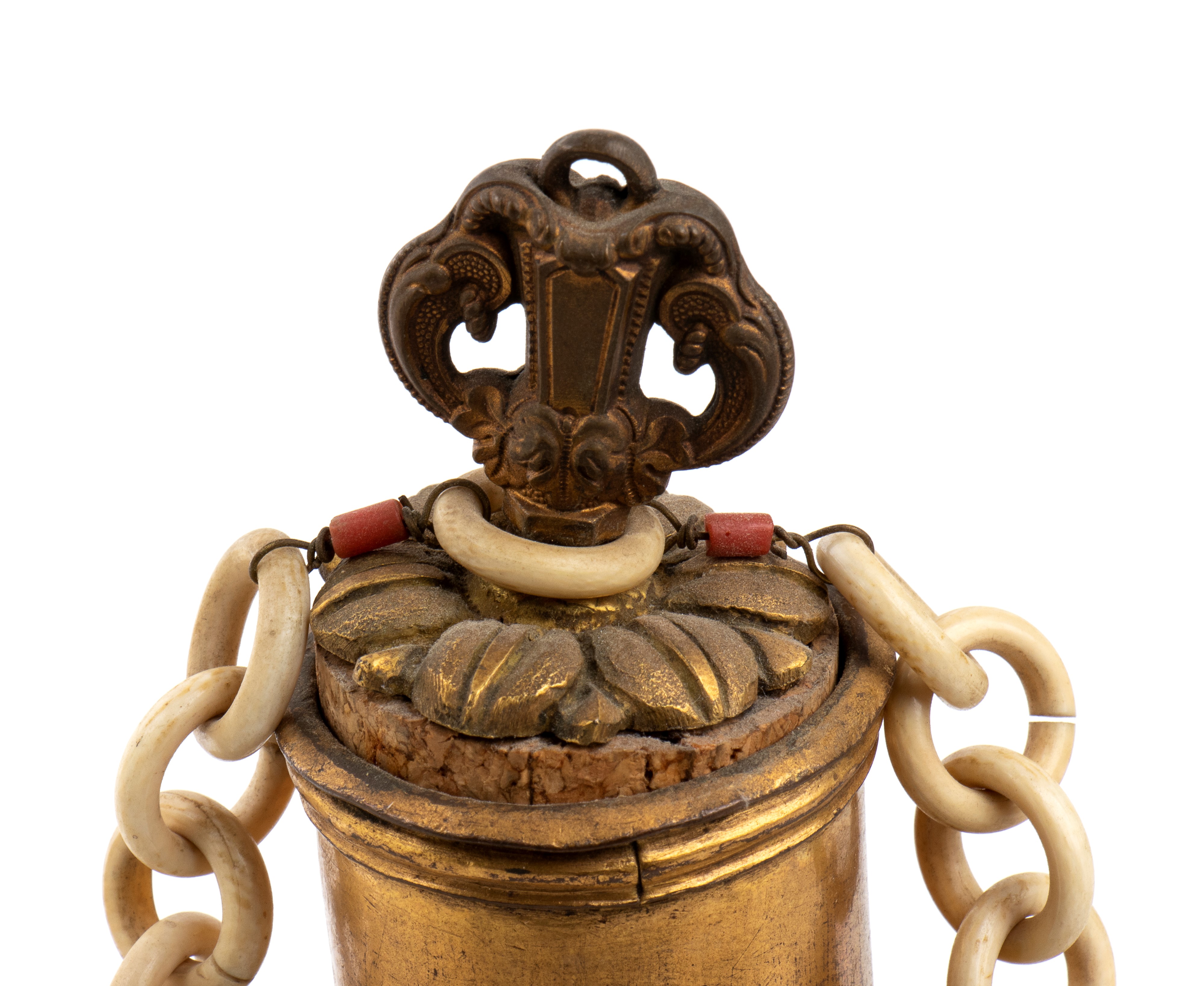 Bottiglia a forma di uovo di struzzo, avorio e bronzo dorato (XVII–XVIII secolo)
