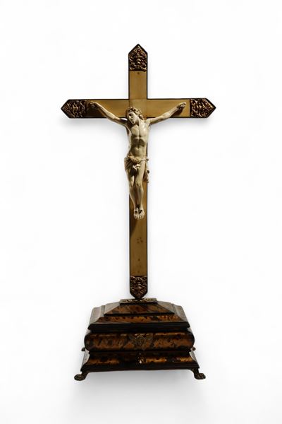 Corpus Christi in avorio, scultura a tutto tondo su croce lignea (Italia, XVIII secolo)