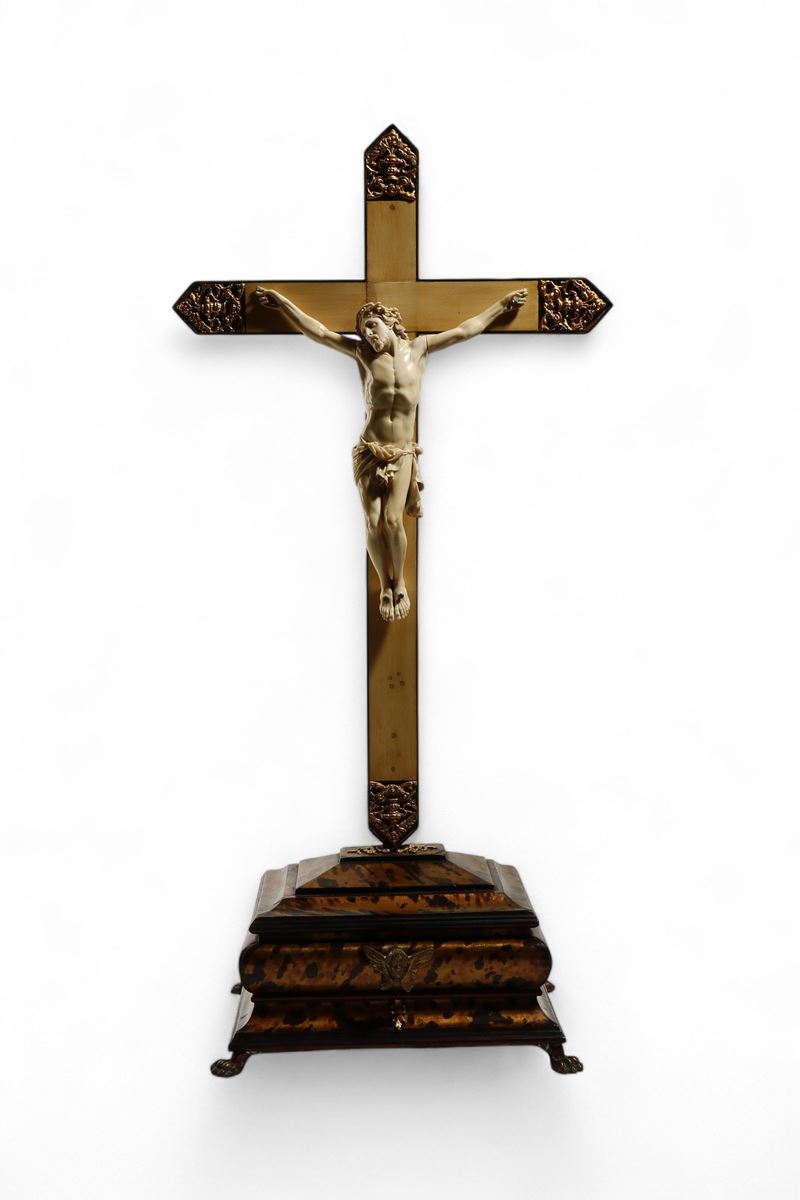 Corpus Christi in avorio, scultura a tutto tondo su croce lignea (Italia, XVIII secolo)