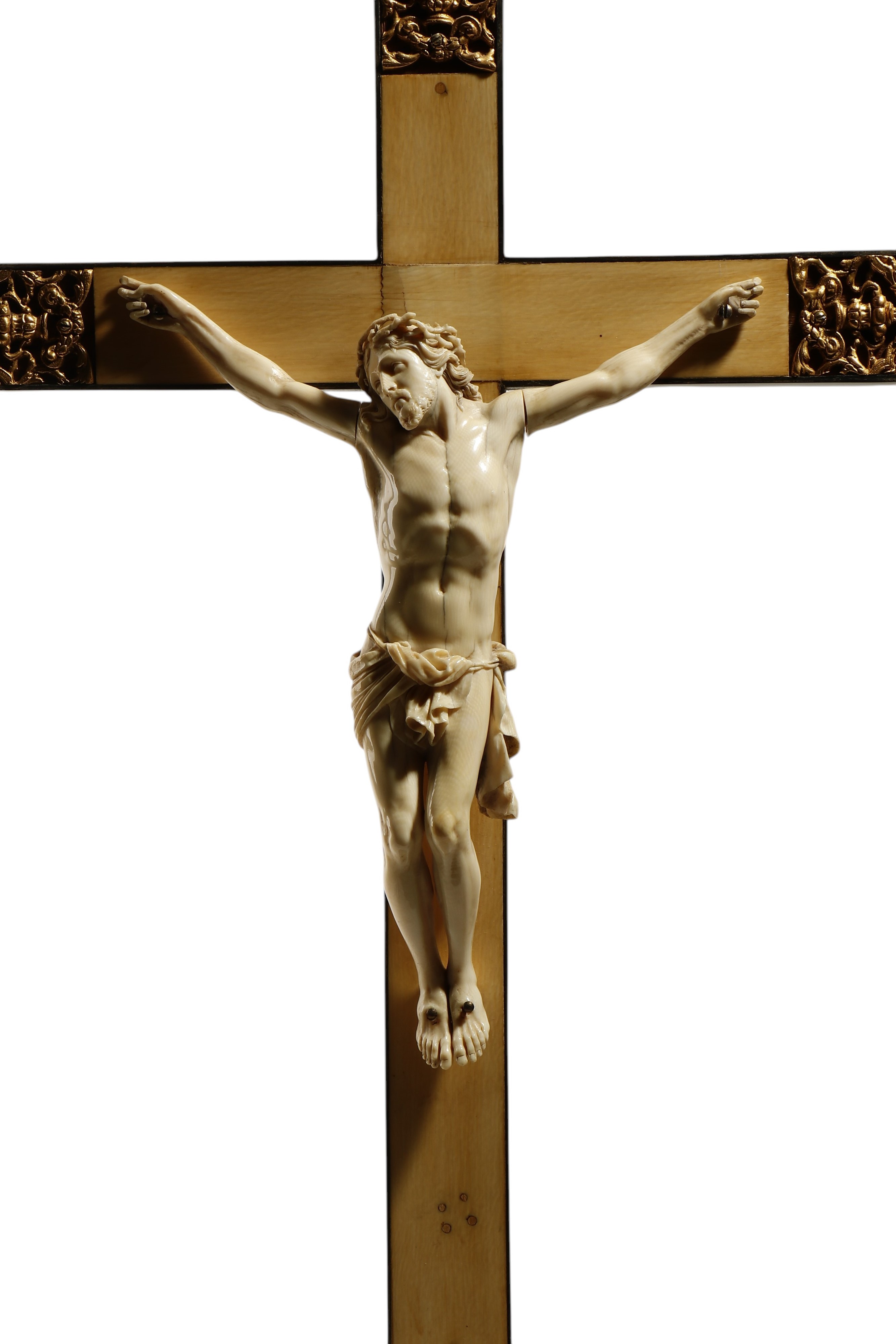 Corpus Christi in avorio, scultura a tutto tondo su croce lignea (Italia, XVIII secolo)