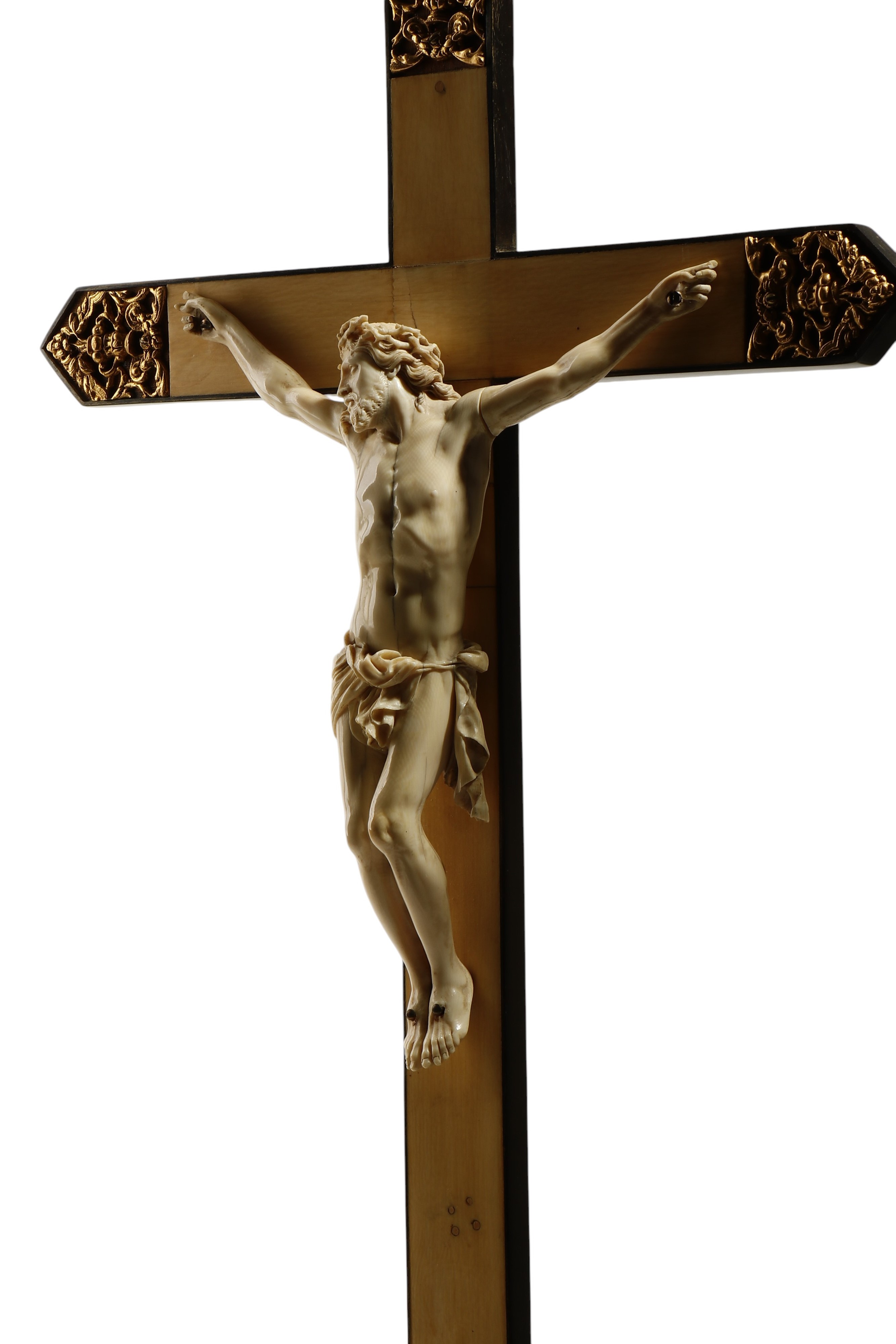 Corpus Christi in avorio, scultura a tutto tondo su croce lignea (Italia, XVIII secolo)