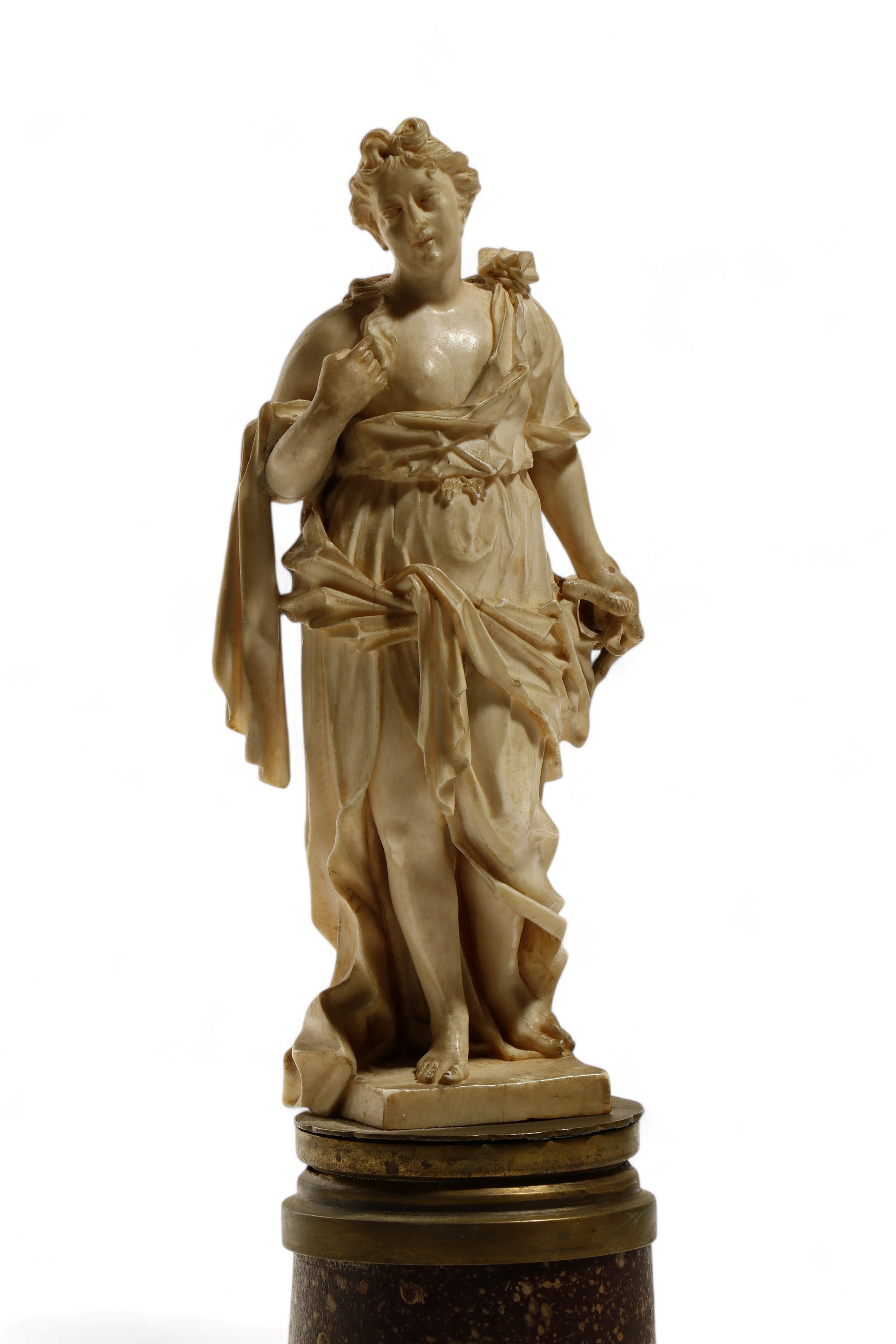 Scultura in avorio, figura femminile (Europa centro-meridionale, XVII–XVIII secolo)