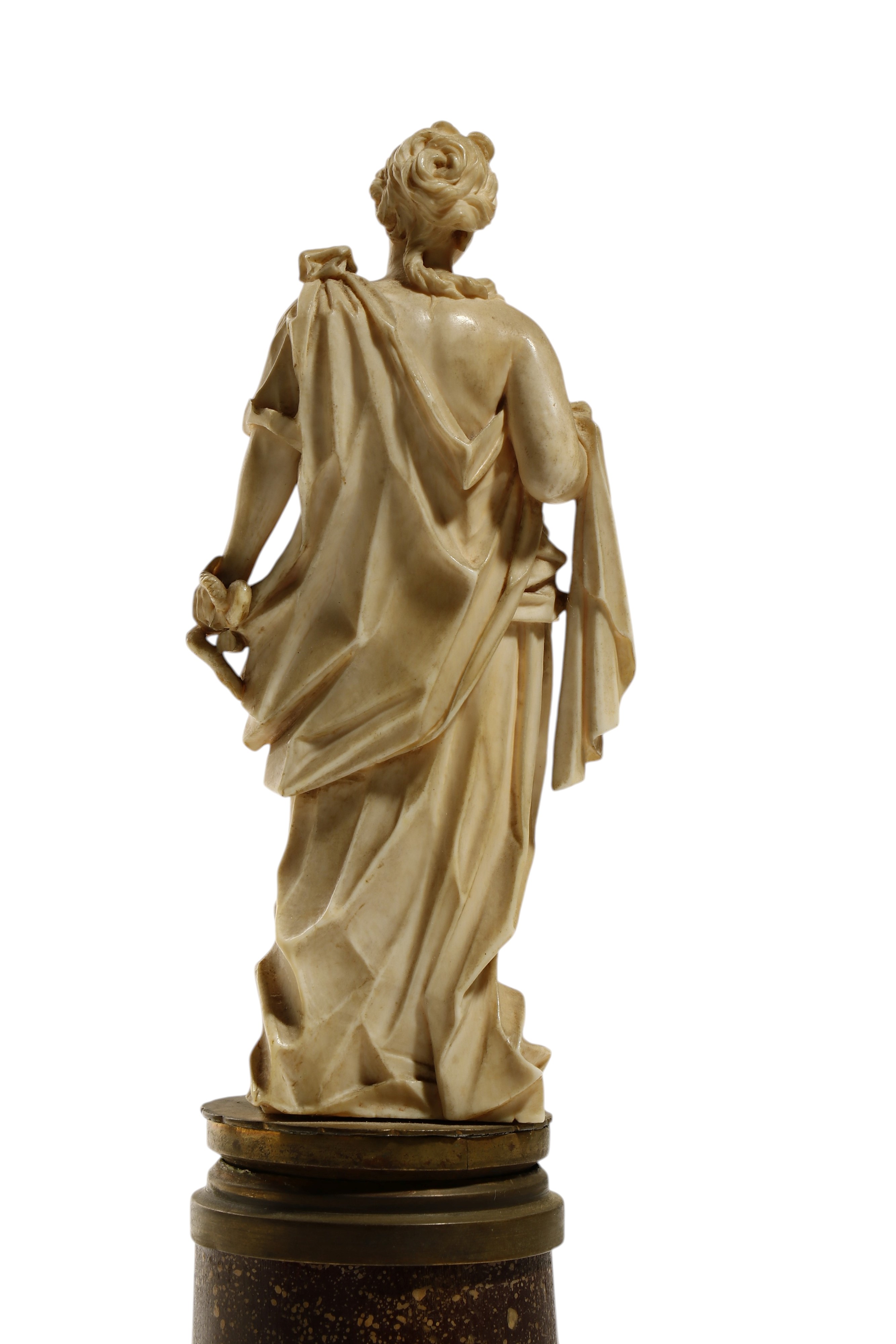 Scultura in avorio, figura femminile (Europa centro-meridionale, XVII–XVIII secolo)